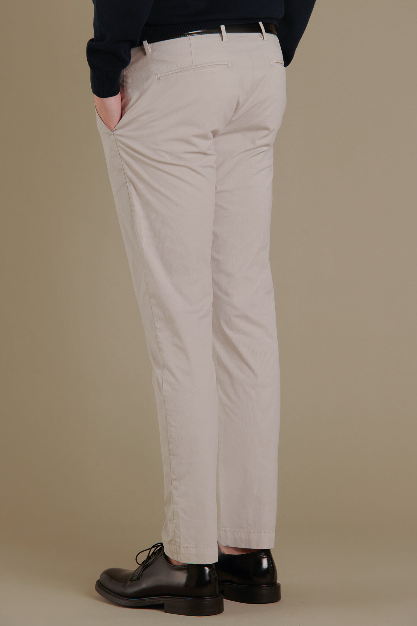 Pantalone chino in puro cotone image number 2