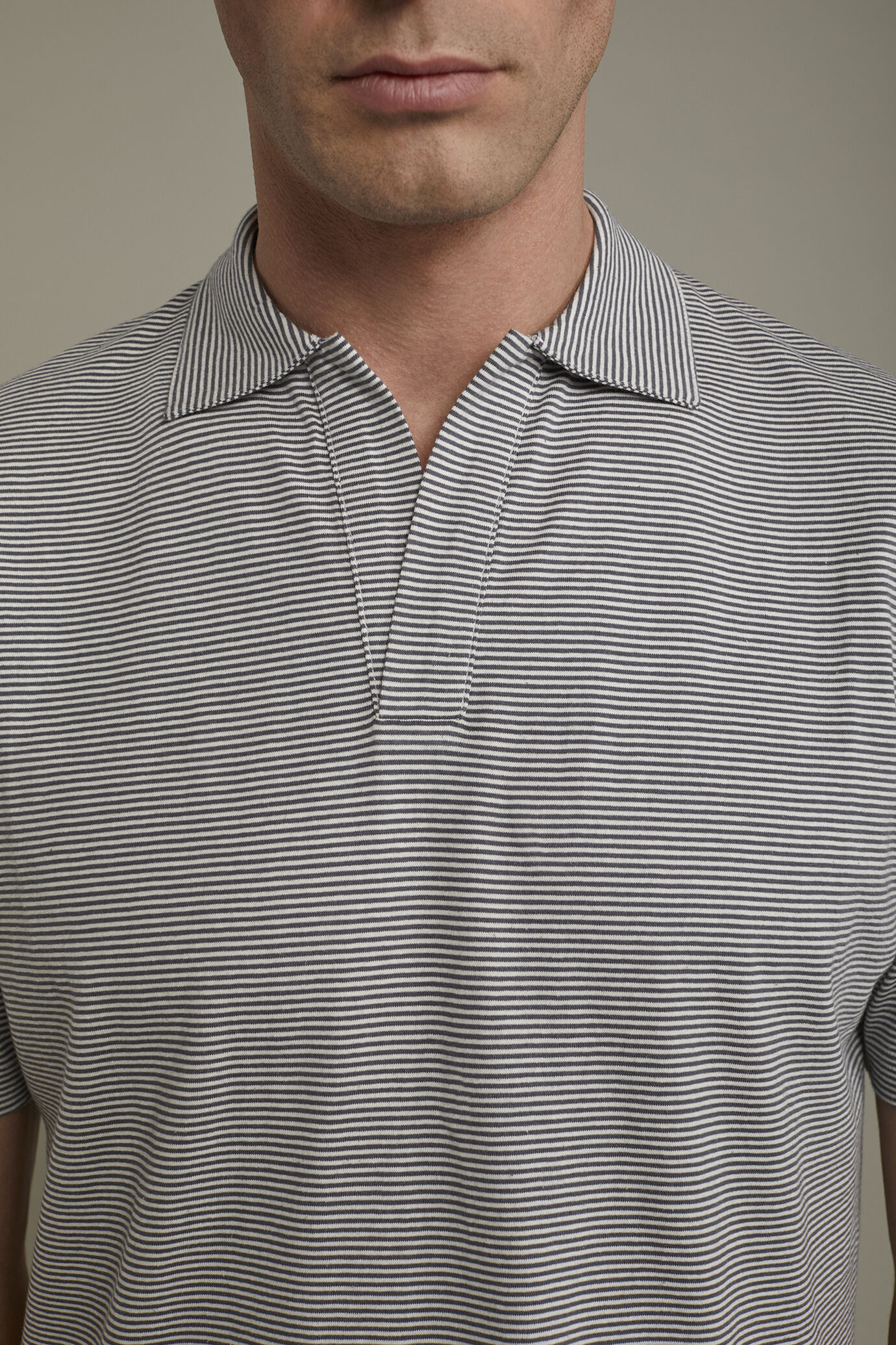 Kurzärmeliges Herren-Poloshirt mit knopflosem Derby-Kragen aus 100 % Baumwolle mit feinen Streifen in normaler Passform image number 3