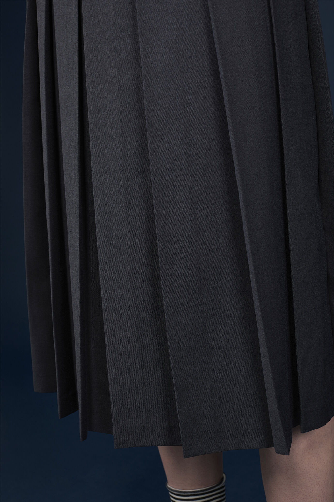 Women's plain pleated midi skirt in a regular fit with a zip image number 3