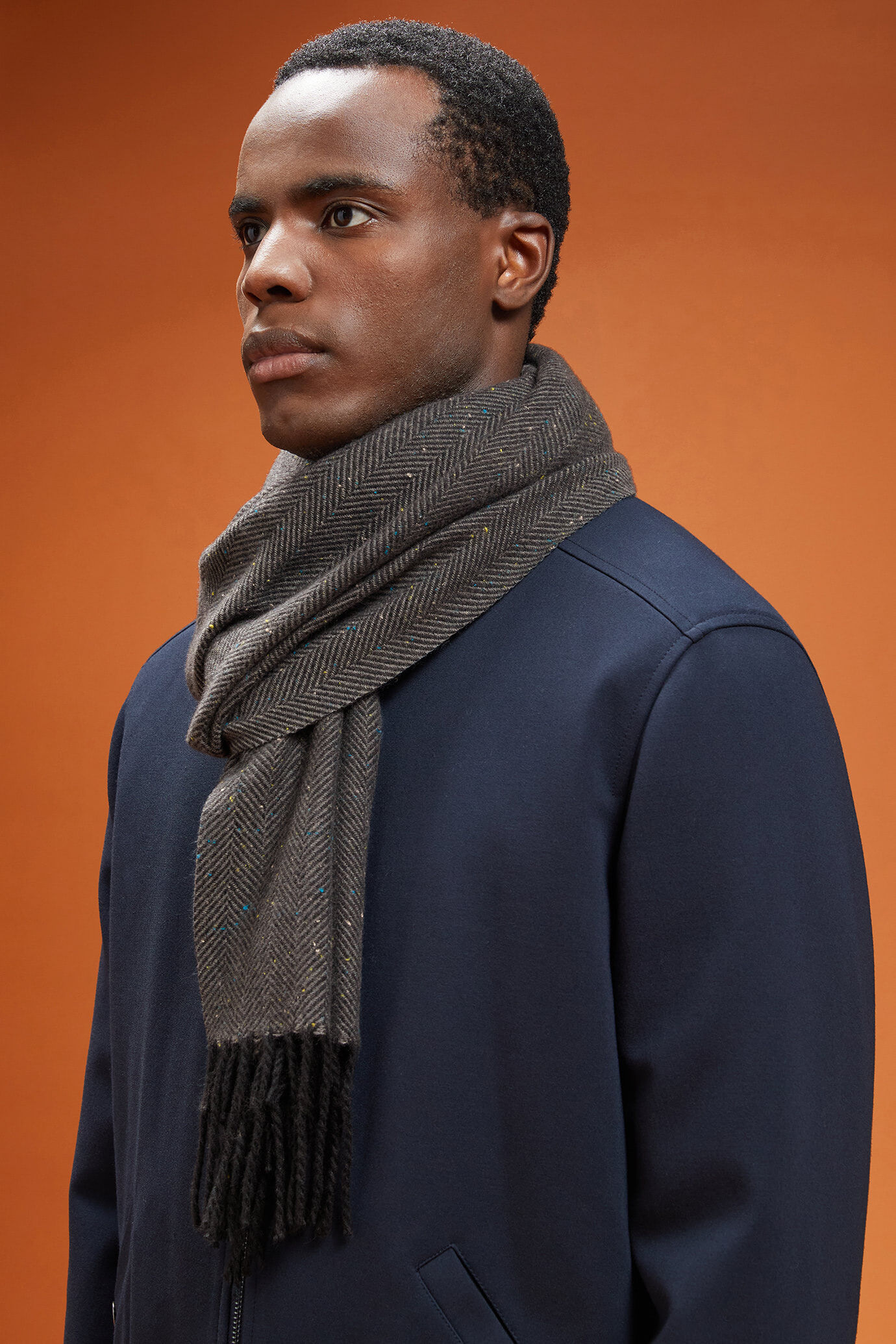 Men's herringbone scarf with fringes image number 1
