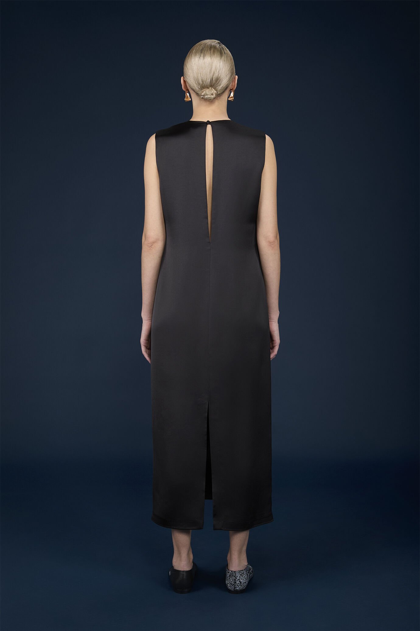 Langes Damenkleid mit Rundhalsausschnitt und Rückenöffnung image number 2