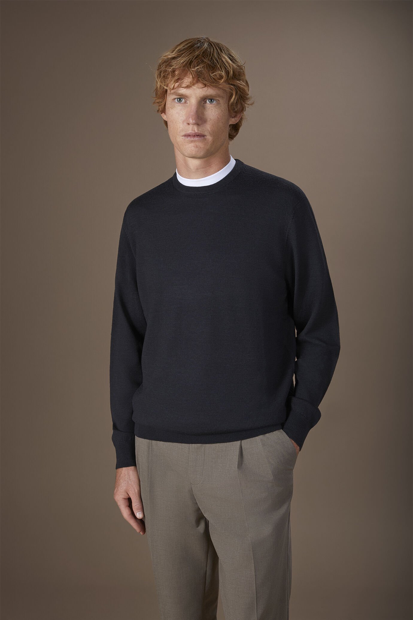 Herren-Rundhalspullover aus 100 % extrafeine Merinowolle in normaler Passform image number 0