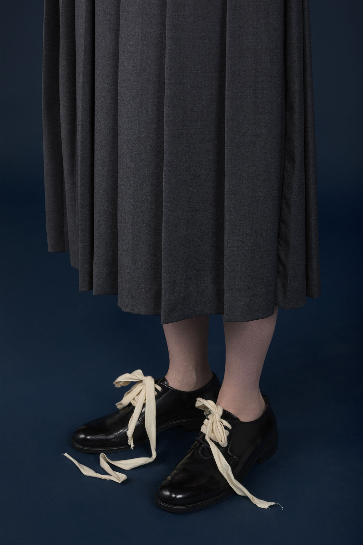 Long pleated skirt with removable straps in single colour image number 3