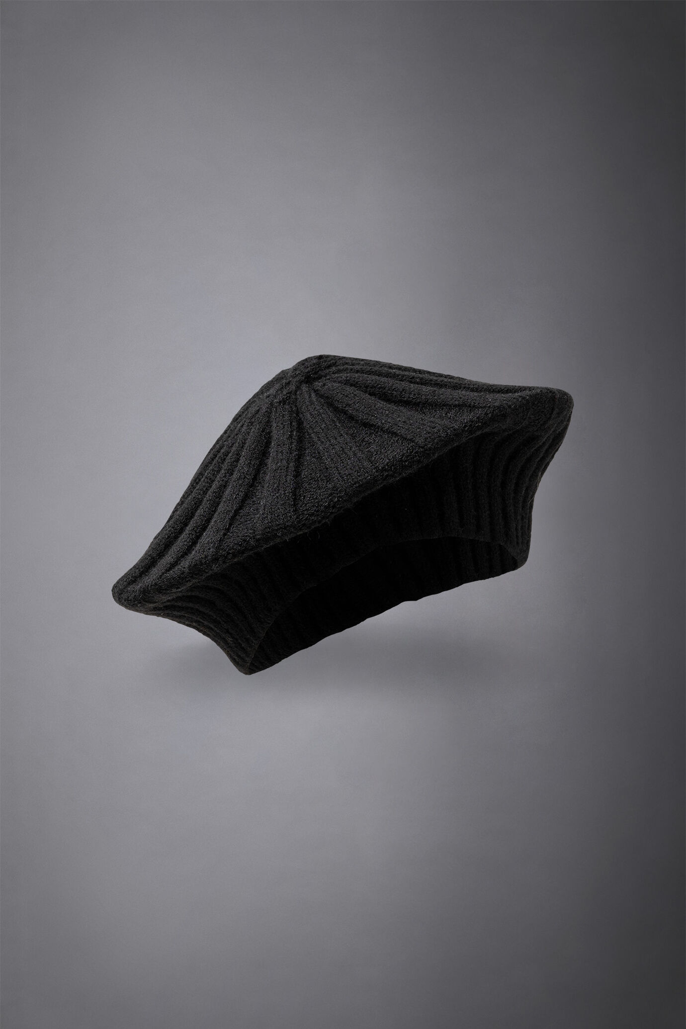 Women's solid-coloured knitted beret image number 0