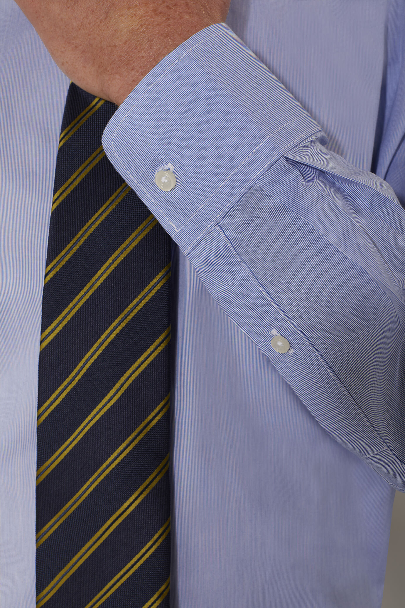 Camicia classica collo francese slim fit tessuto piquet armaturato image number 2