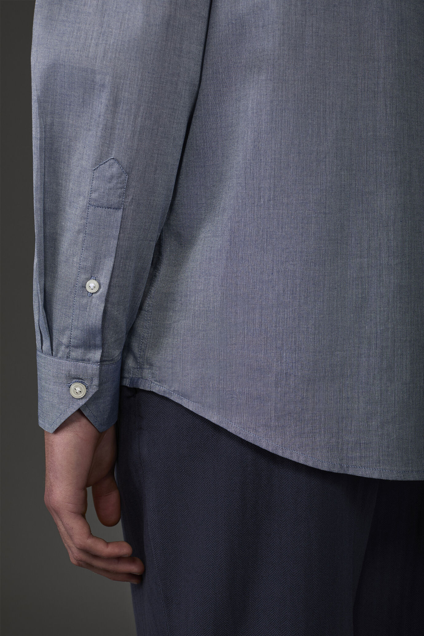 Men's concealed button down casual shirt in washed muslin fabric image number 3