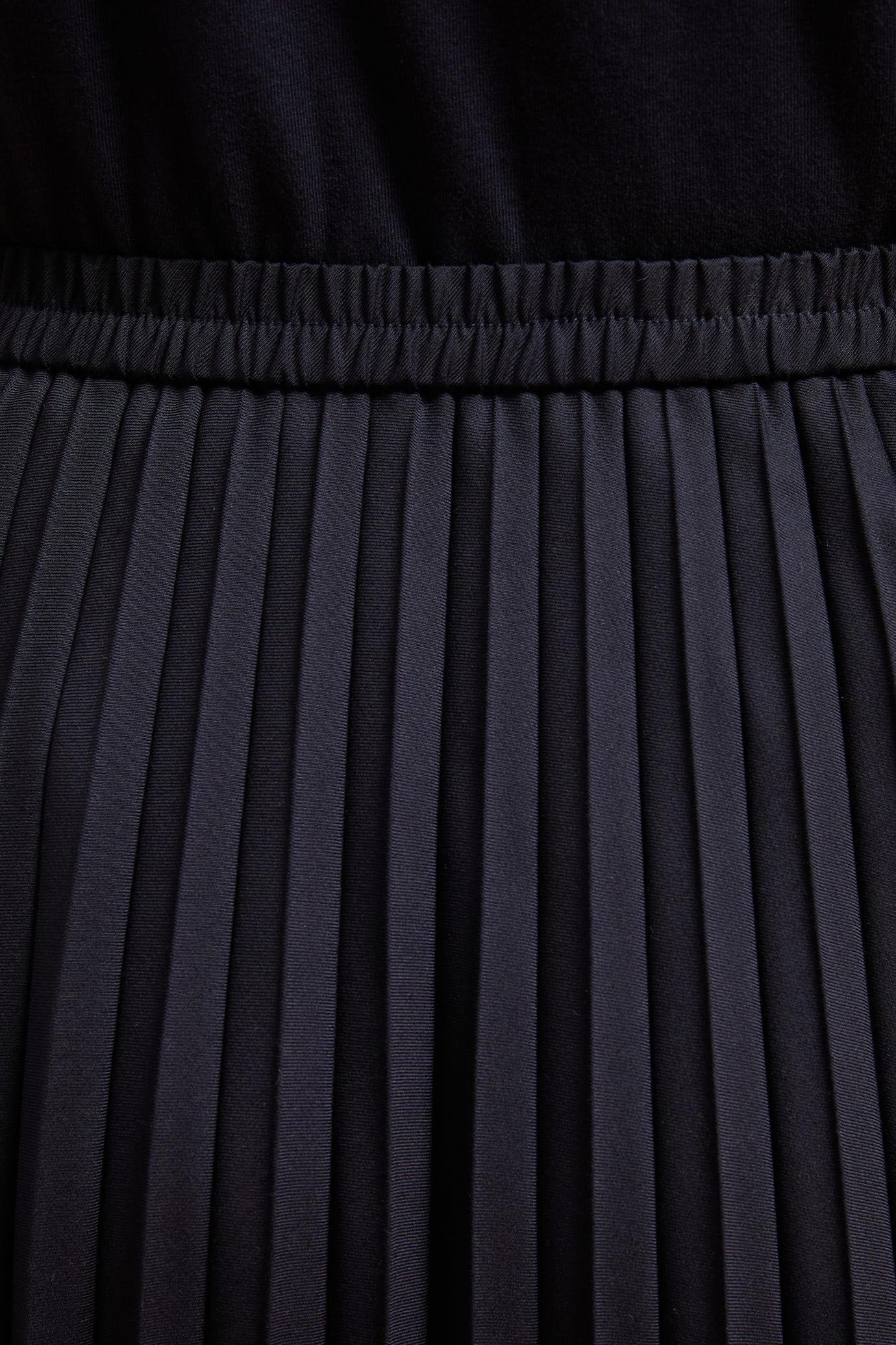 Women's regular fit plain pleated skirt with embroidery on the inside image number 4