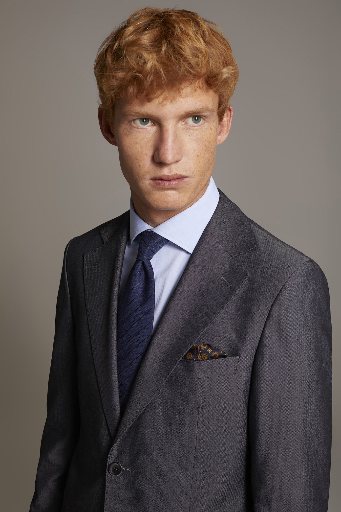 Abito monopetto con pantalone senza pinces tessuto dal disegno spinato image number 3