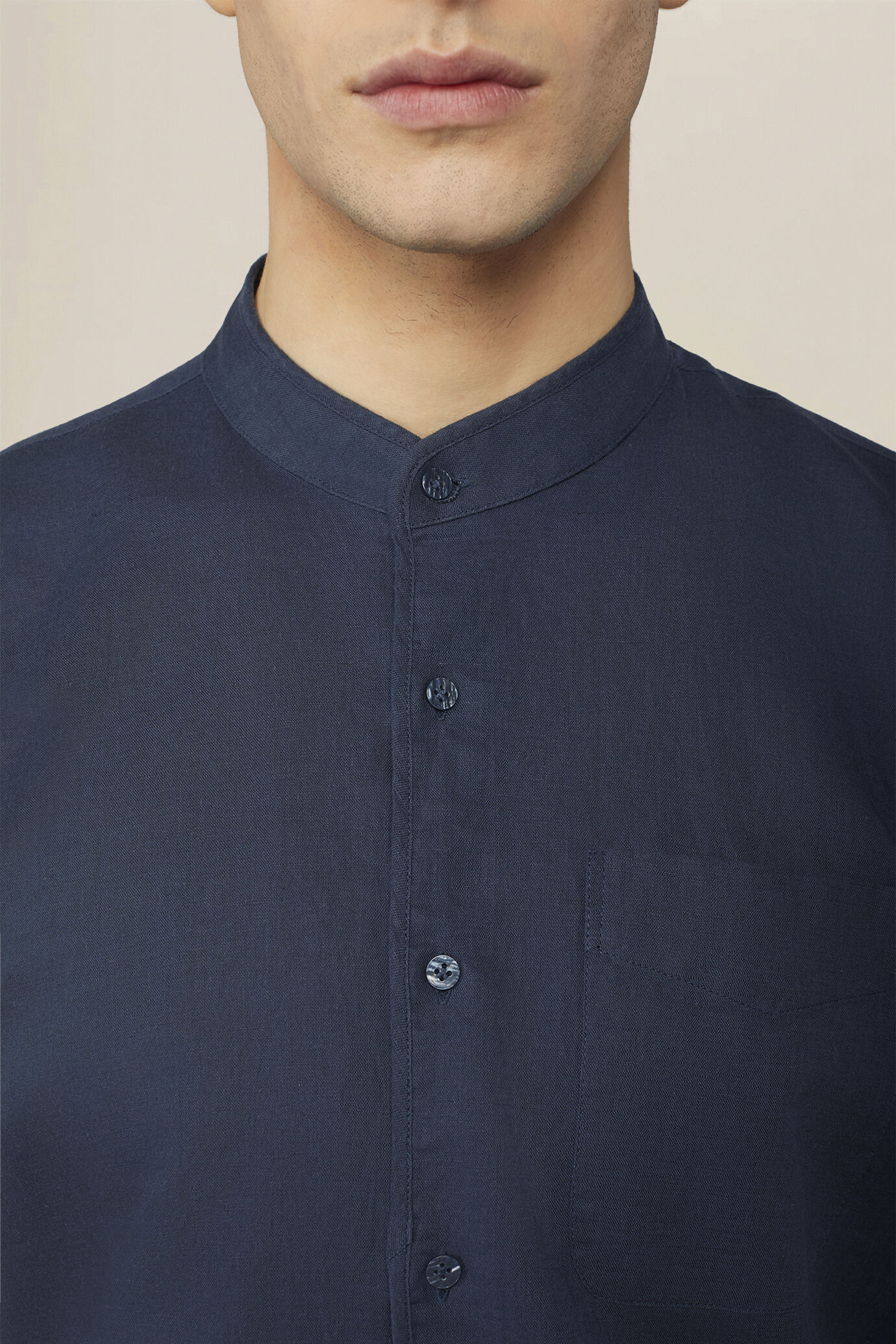 Camicia uomo casual collo alla coreana tessuto in lino e cotone lavato image number 2