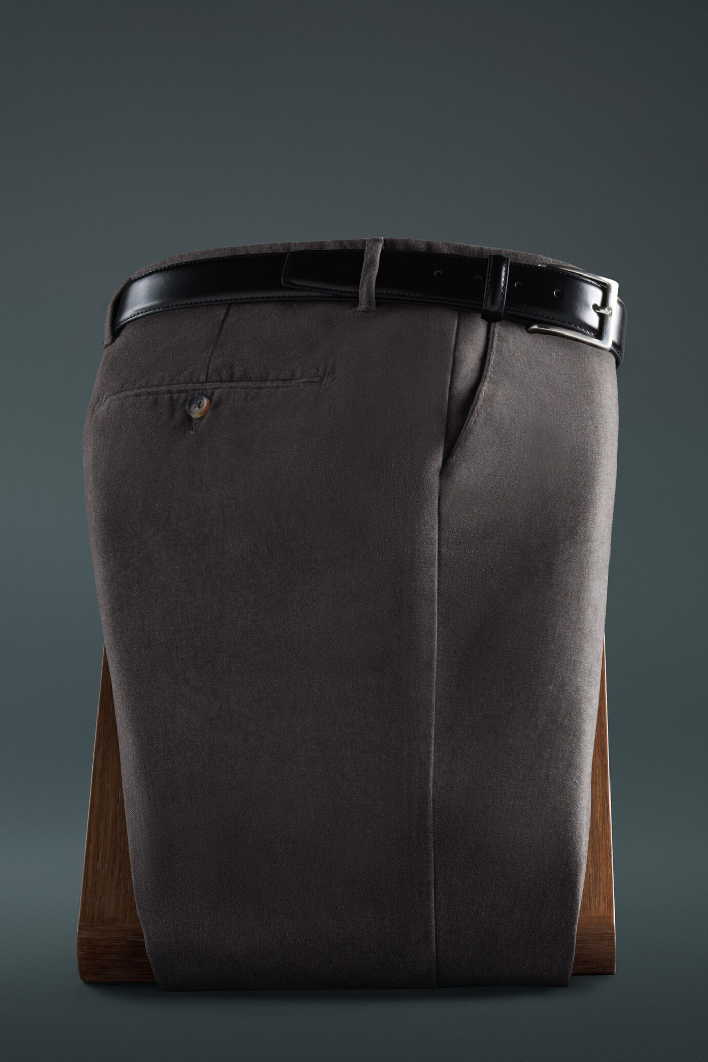 Chino trousers with pleats and turn-up image number 2