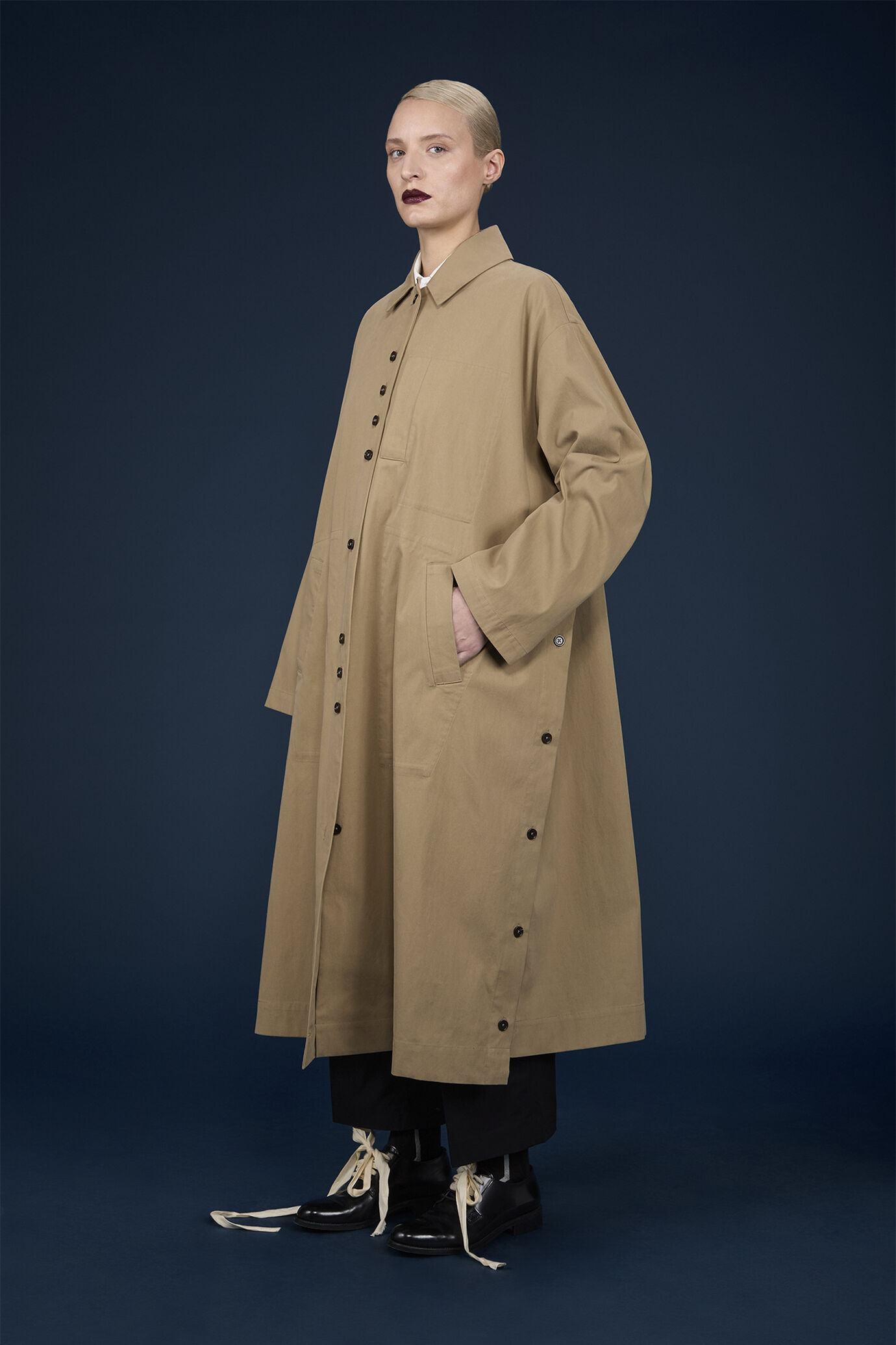 Imperméable évasé pour femme avec fentes latérales fermées par des boutons image number 2