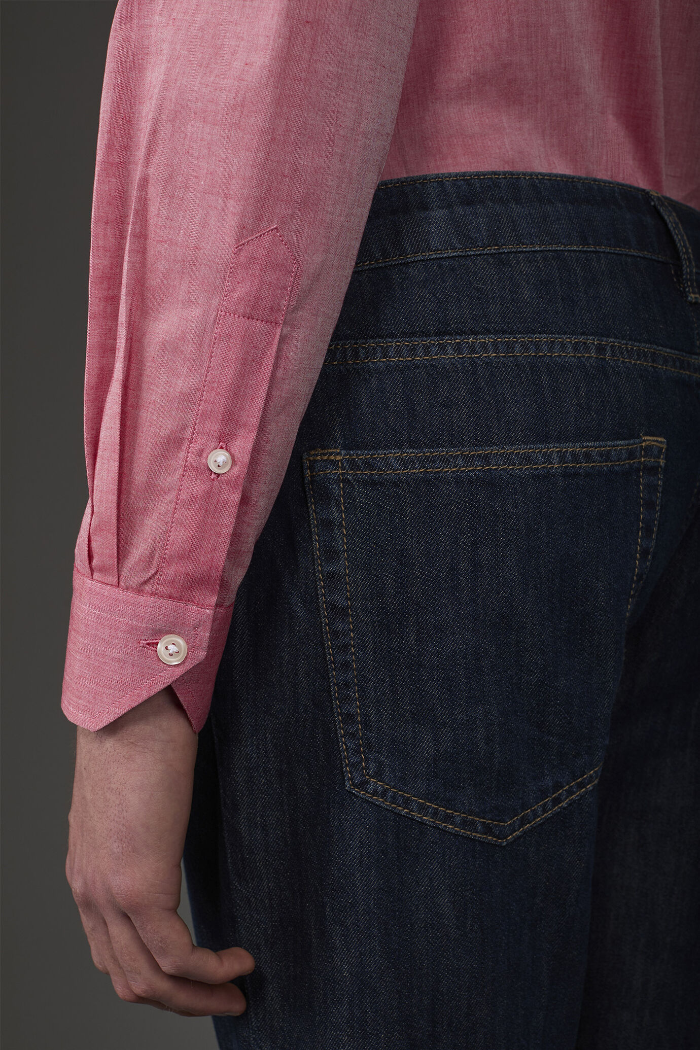 Chemise homme décontractée à boutons cachés, confectionnée dans un tissu en mousseline lavée image number 3