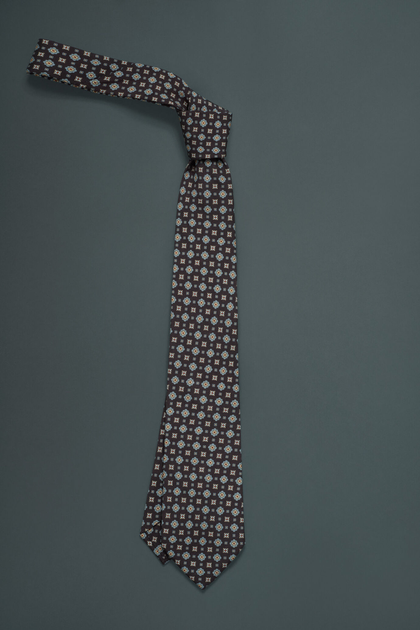 Cravatta uomo con stampa geometrica e floreale a contrasto image number 0