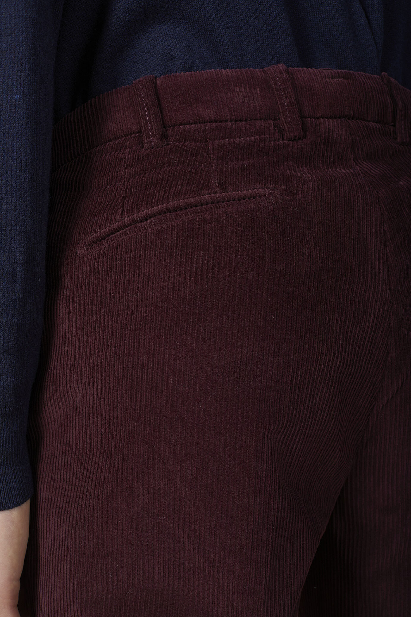Herrenhose mit Bundfalten aus breit geripptem Cordsamt in normaler Passform image number 3