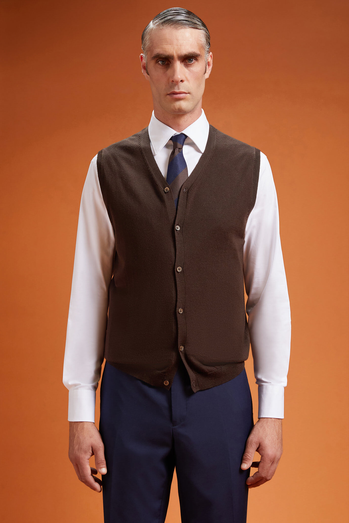Gilet homme, col en V, 100% laine mérinos extrafine, coupe classique image number 0