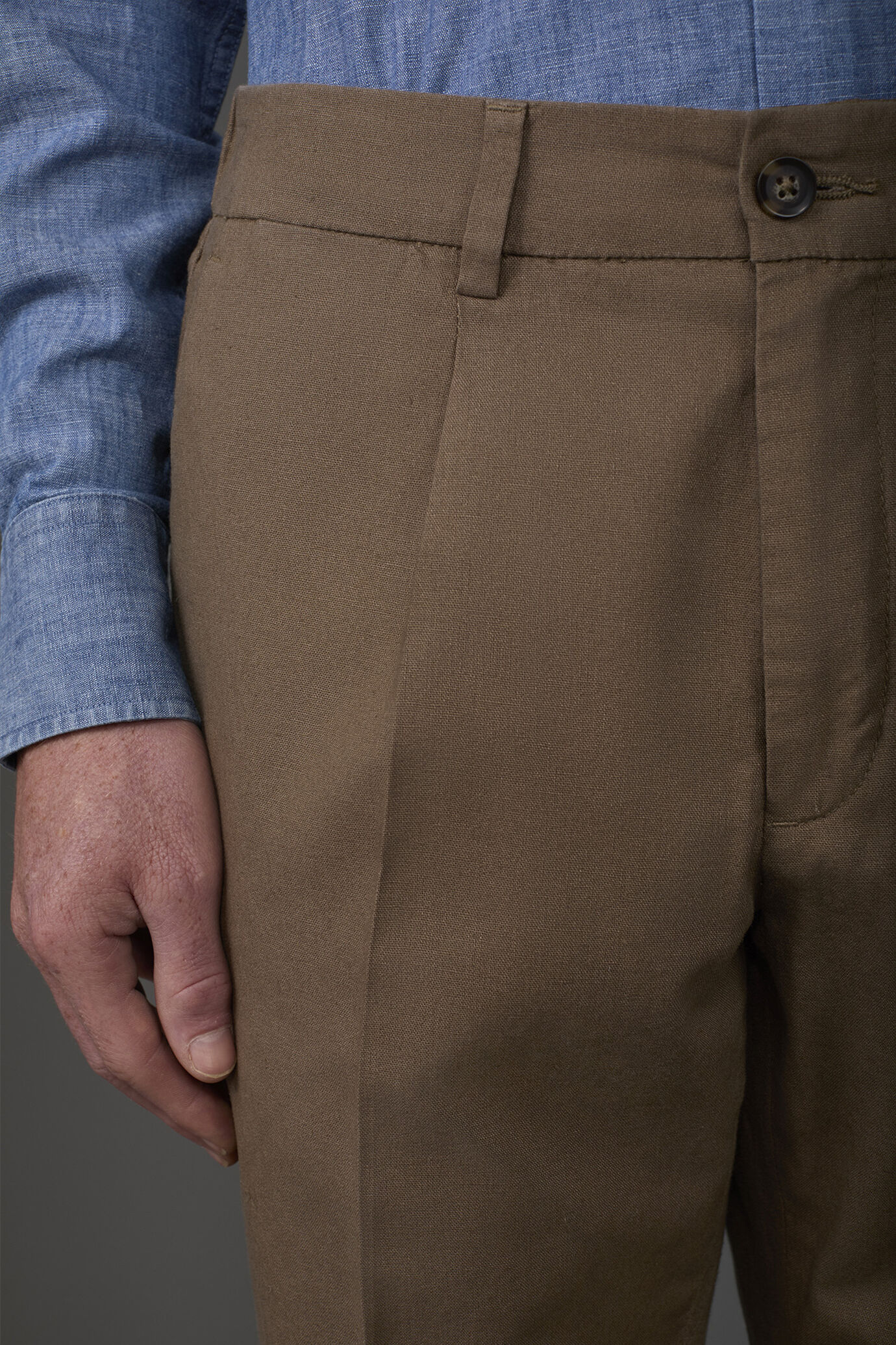 Herrenhose mit zwei kleinen Bügelfalten und Gummizug am hinteren Bund image number 2