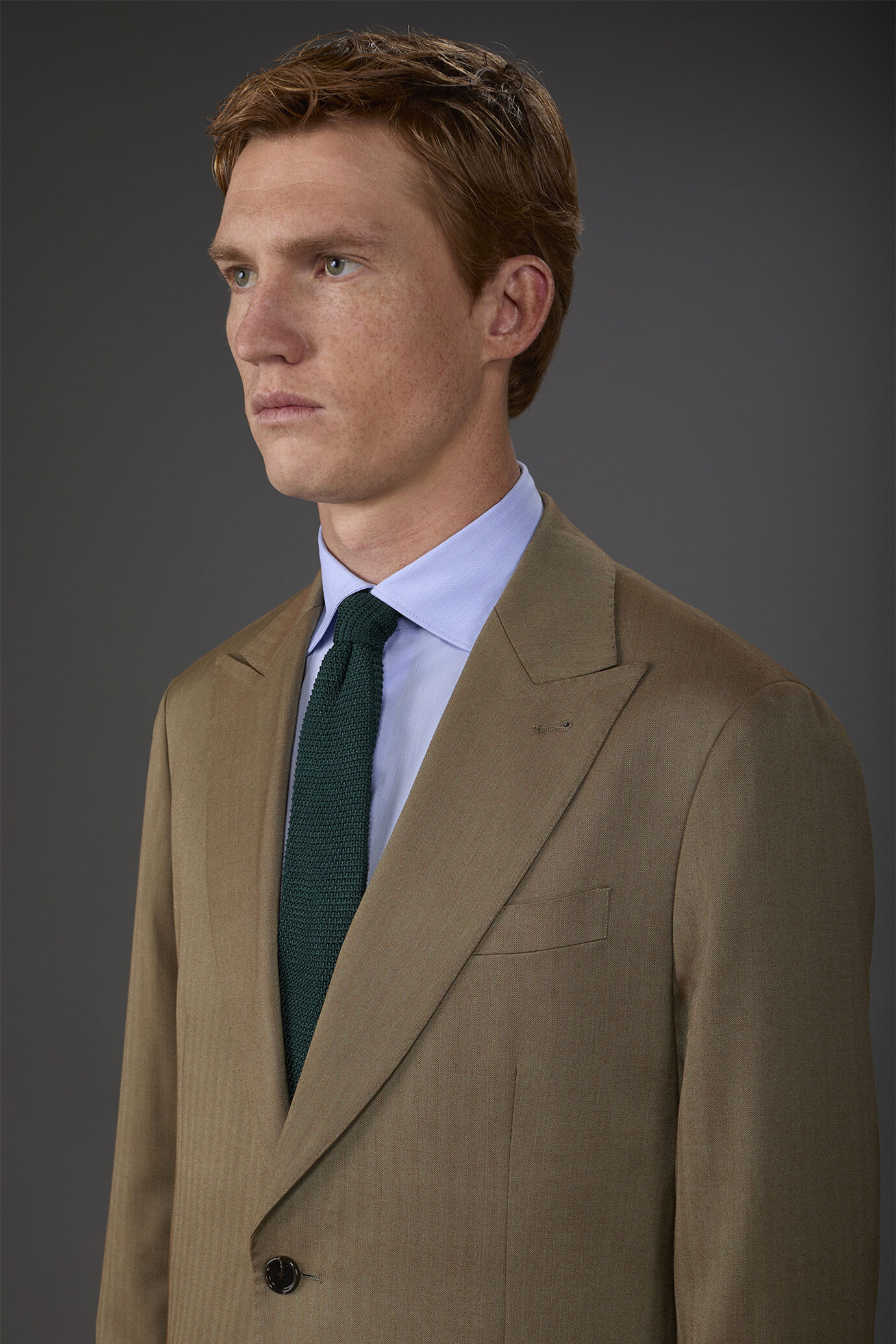 Einreihiger Herrenanzug mit Bügelfaltenhose aus einem Stoff mit Fischgrätenmuster und schillerndem Effekt image number 2