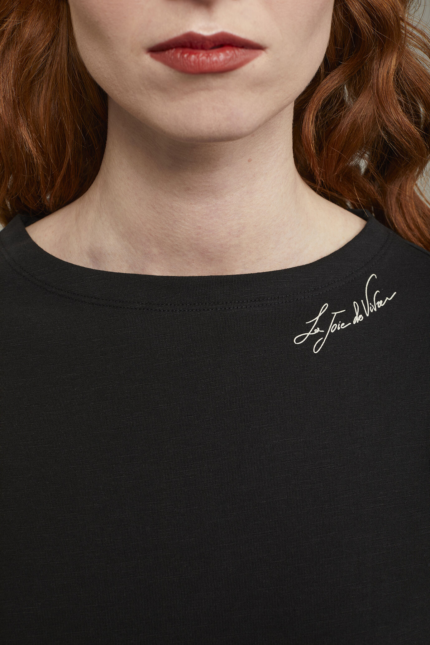 Damen-T-Shirt mit V-Ausschnitt aus 100 % Baumwolle in normaler Passform image number 3