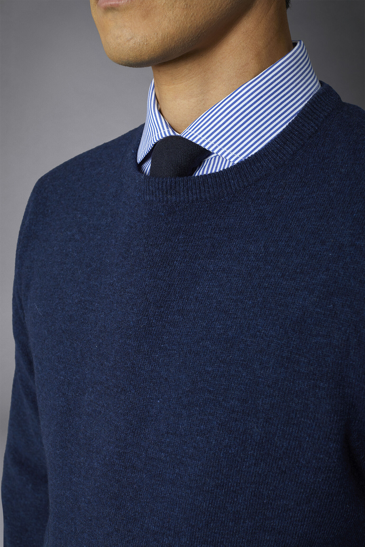 Men's crew neck wool blend lambswool regular fit sweater image number 2