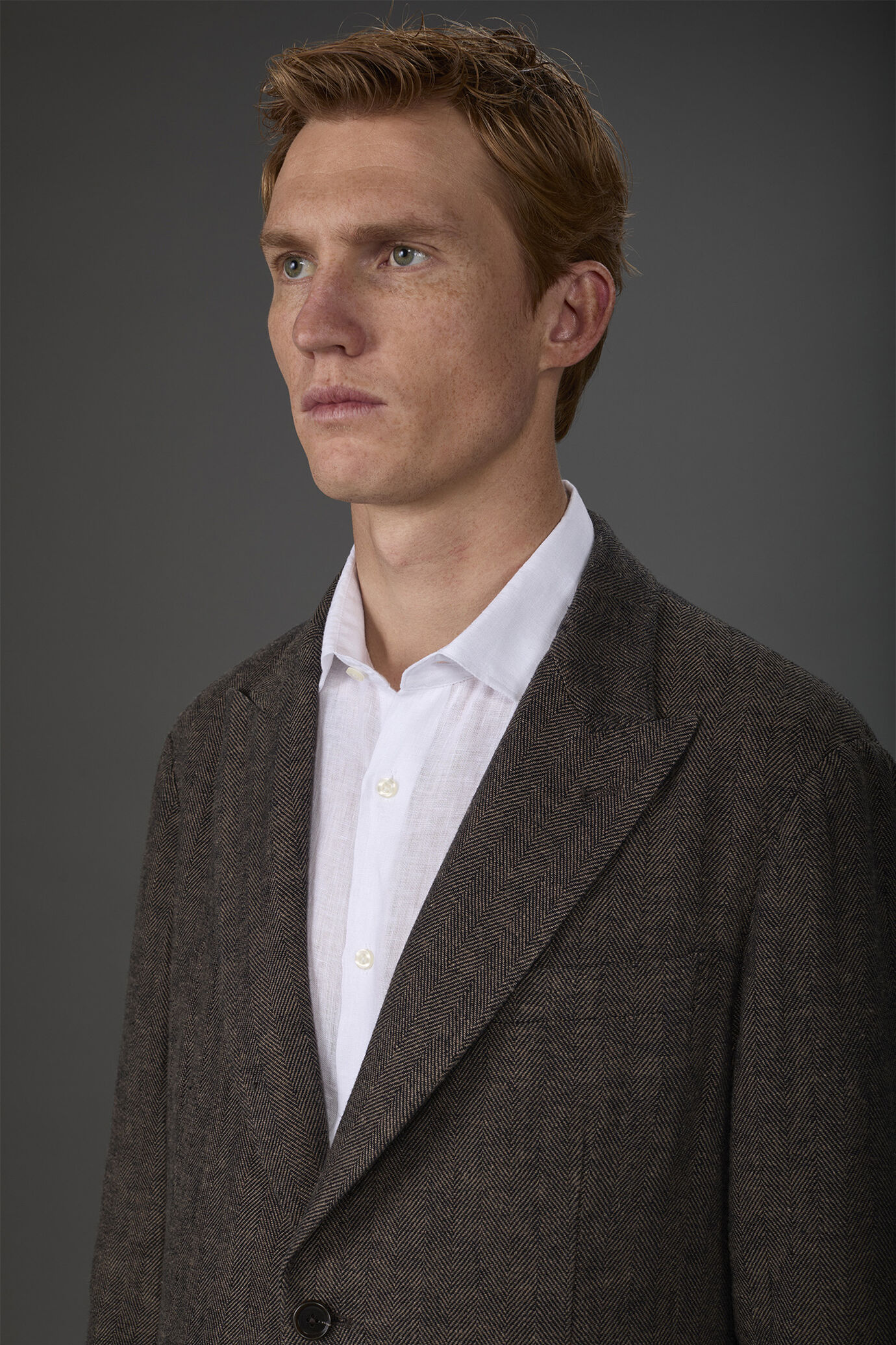 Men's unlined single-breasted jacket with peak lapels and flap pockets linen and cotton blend image number 2