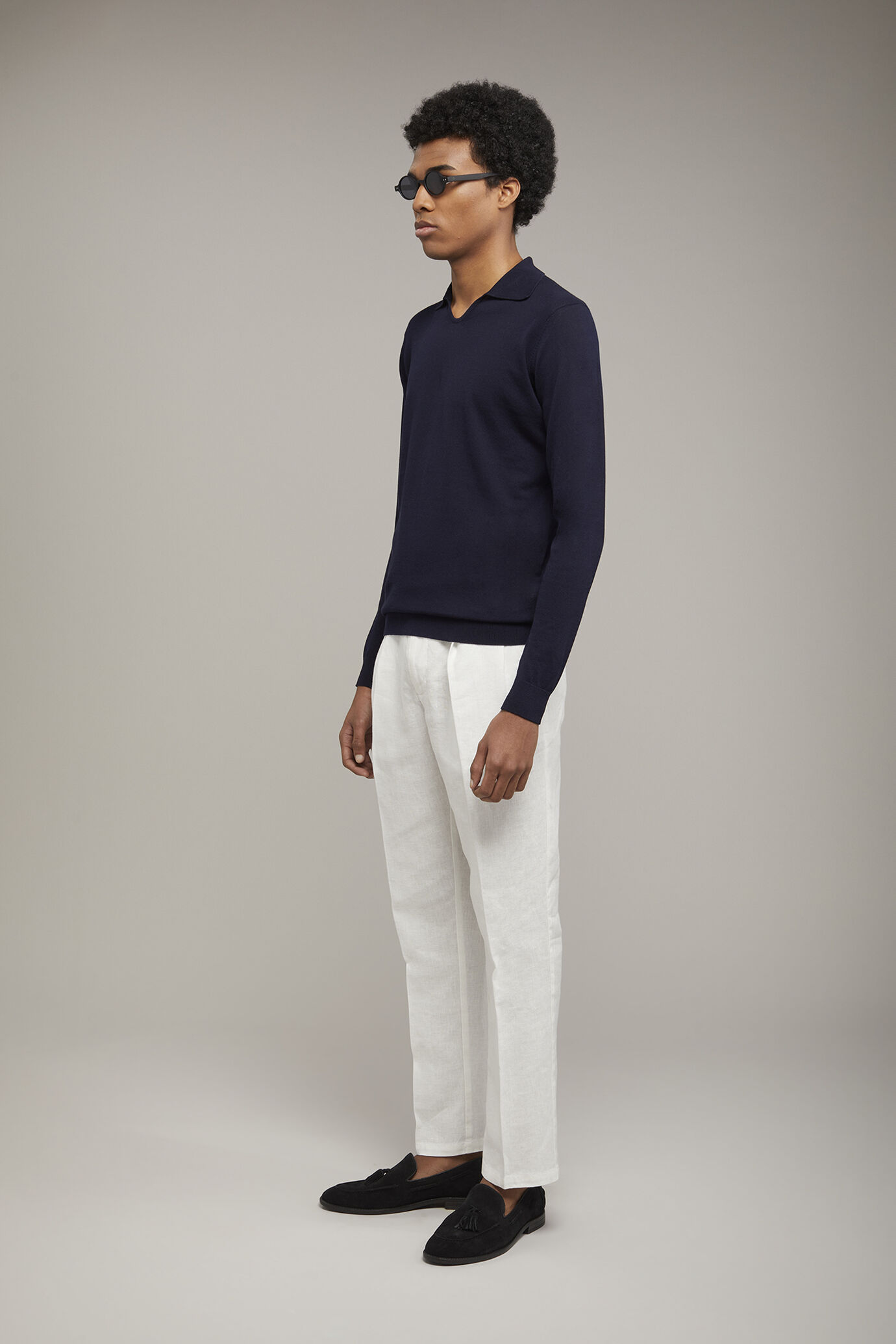 Herren-Poloshirt mit V-Ausschnitt aus 100 % Baumwollstrick und langen Ärmeln in normaler Passform image number 1