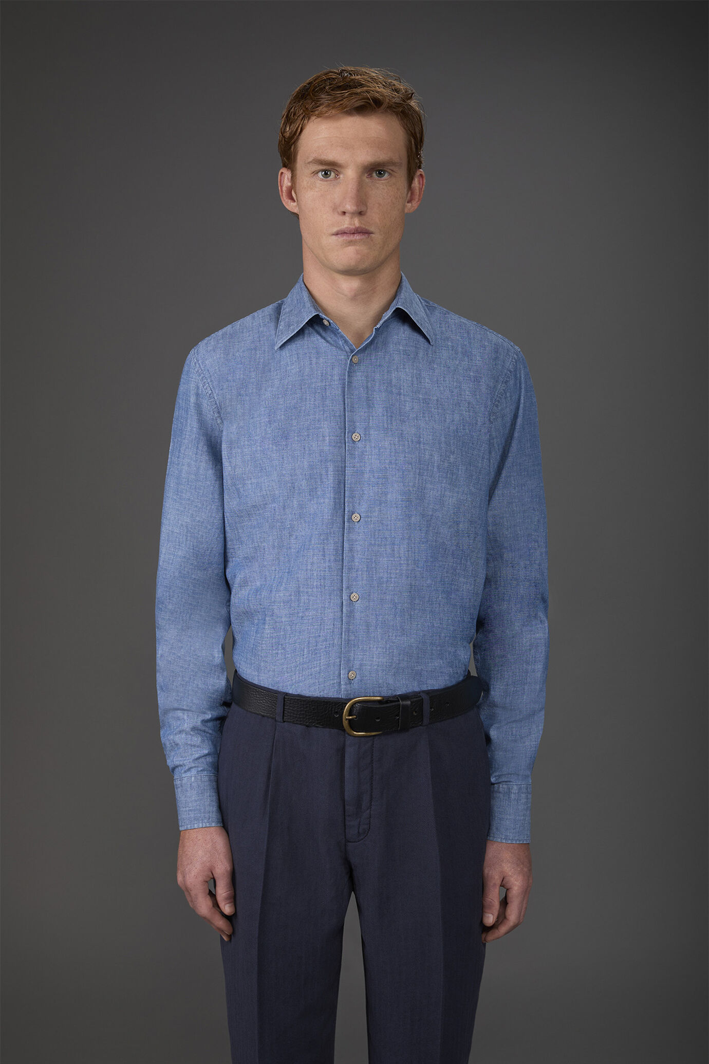 Men's casual shirt with classic collar, chambray fabric