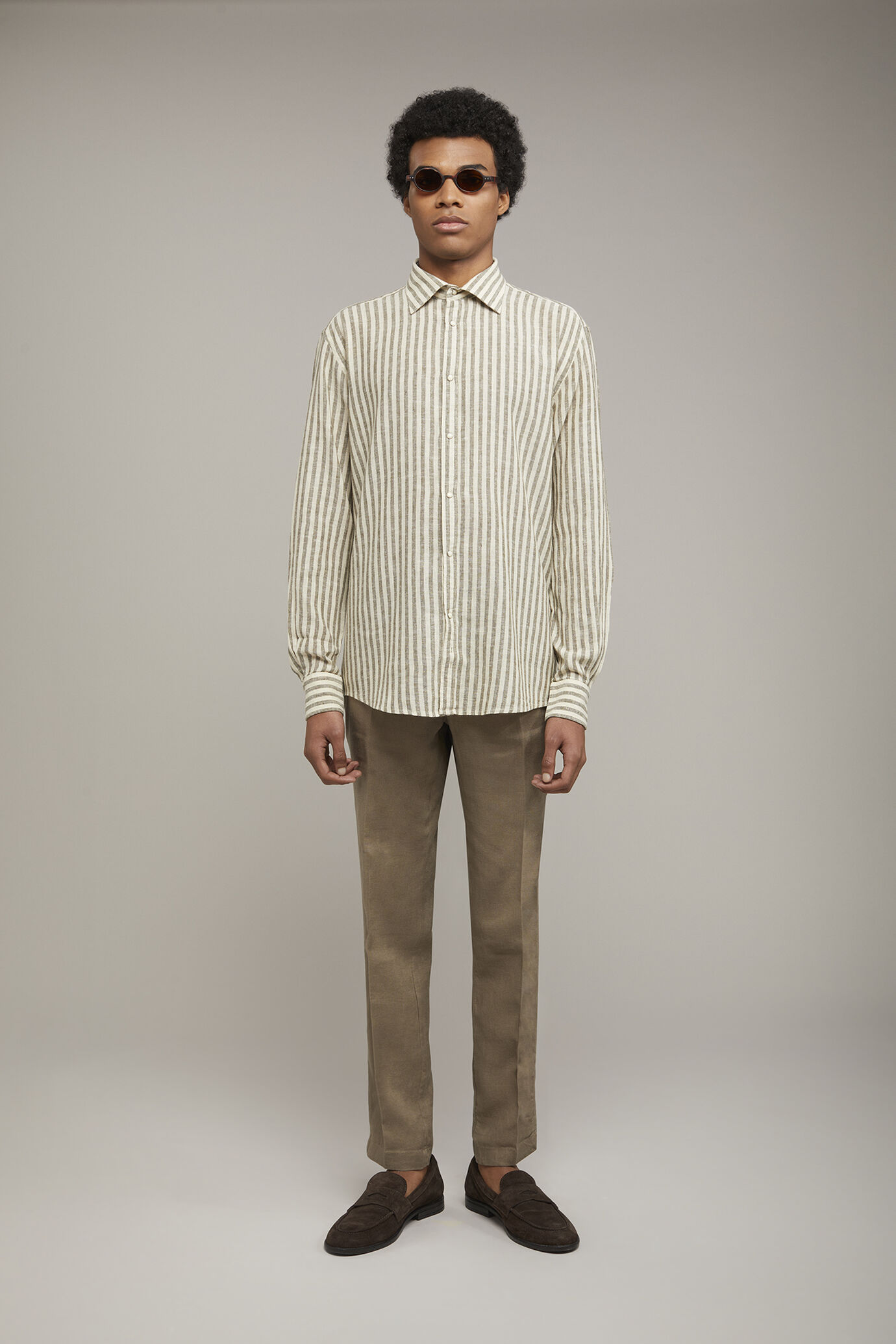 Gestreiftes Herren-Freizeithemd mit klassischem Kragen aus Leinen und Baumwolle in bequemer Passform image number 0