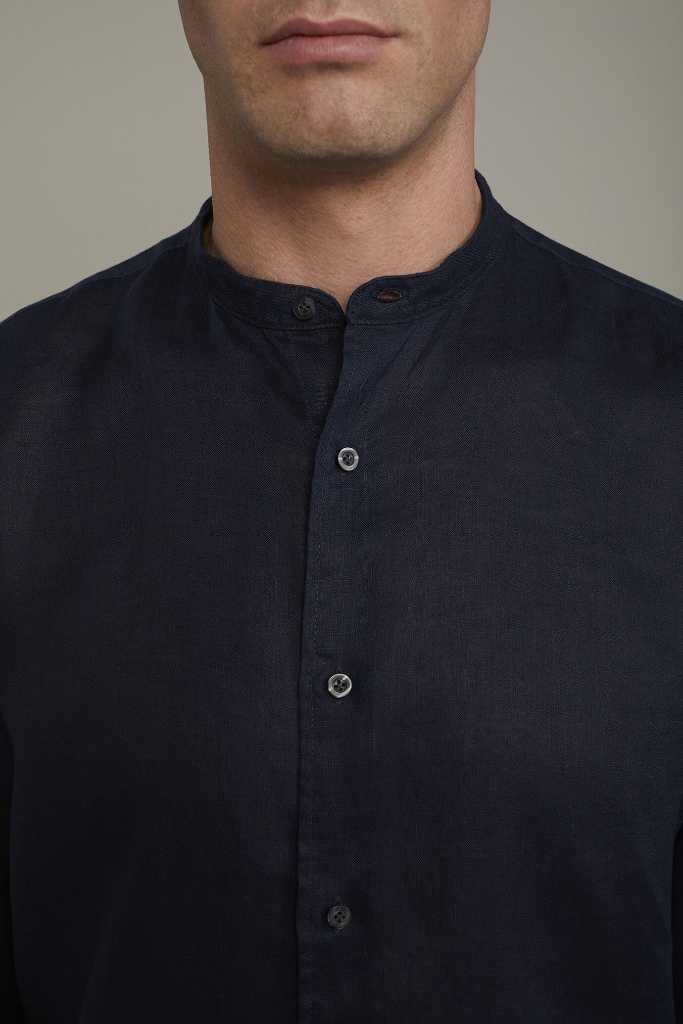 Chemise d&eacute;contract&eacute;e homme &agrave; col mao en 100&nbsp;% lin, coupe confort image number 3