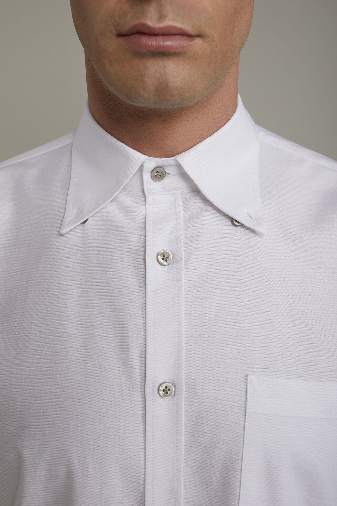 Camicia classica uomo collo button down tessuto Oxford rigato ultra leggero tinta unita comfort fit image number 3