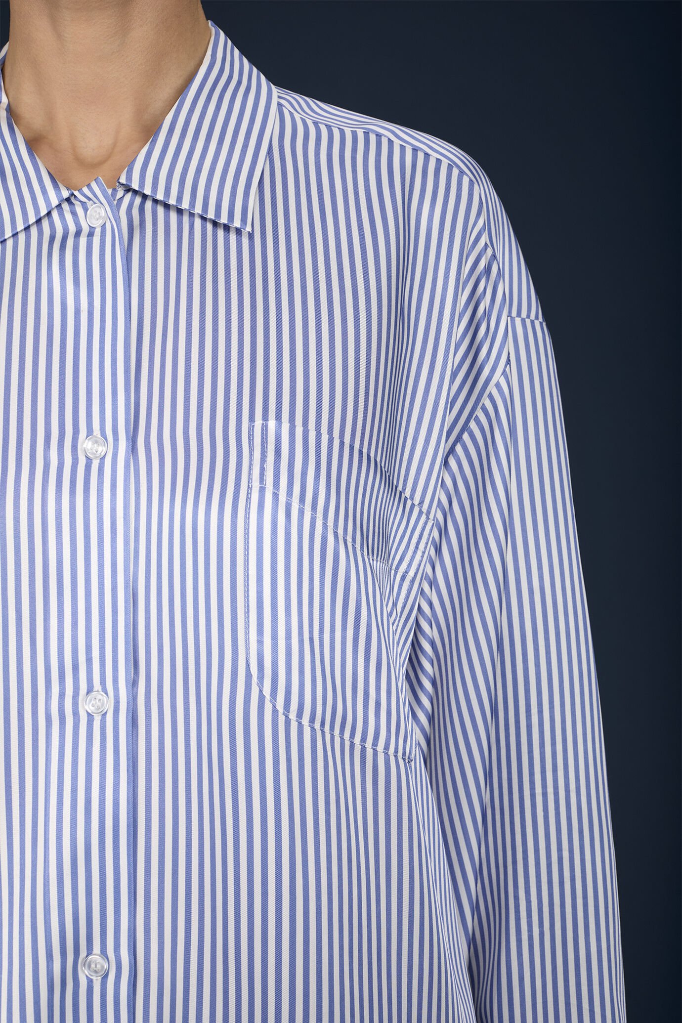 Camicia donna pigiama oversized in tessuto stampato a righe image number 3