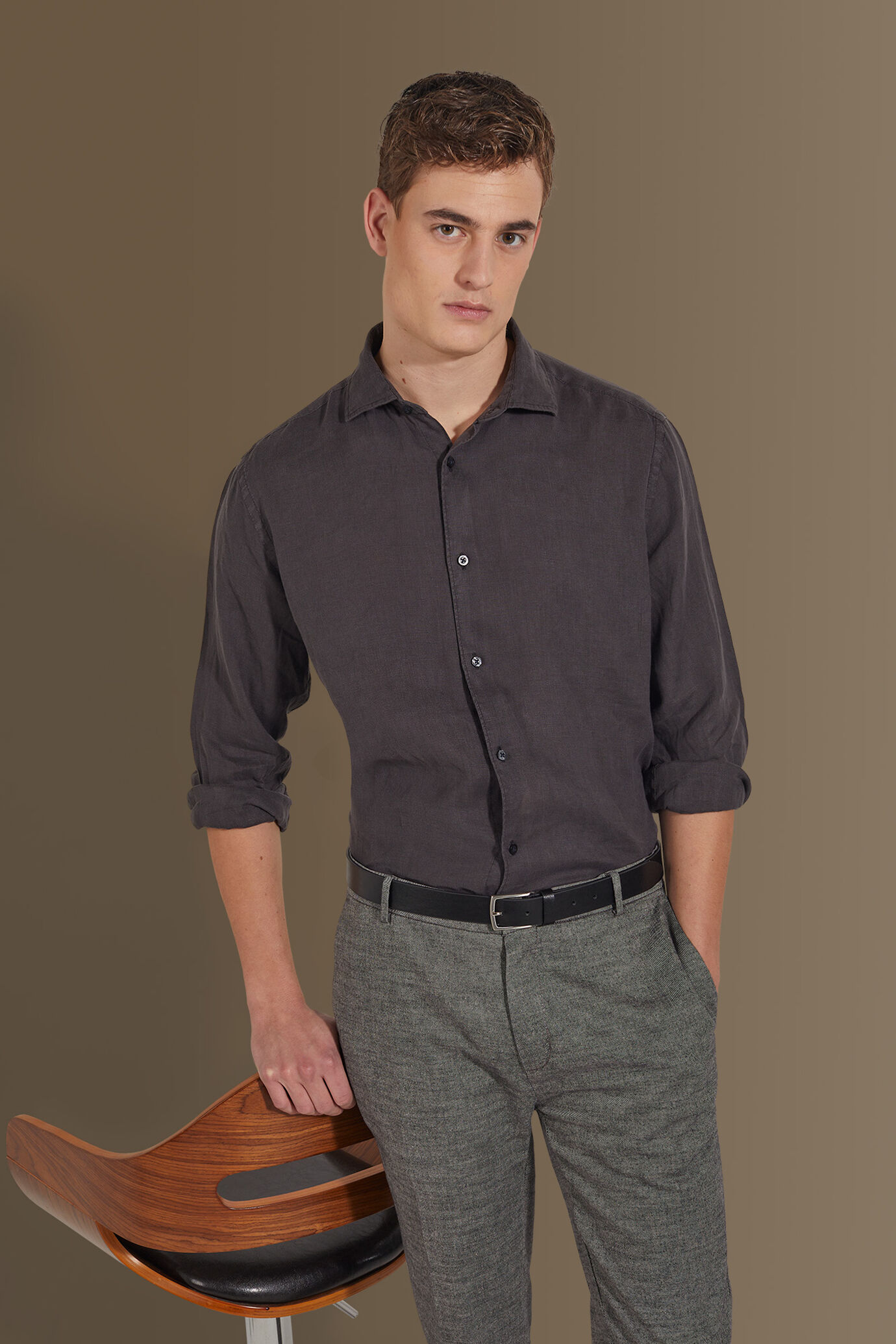 Camicia casual uomo collo francese 100% lino tinta unita image number 0