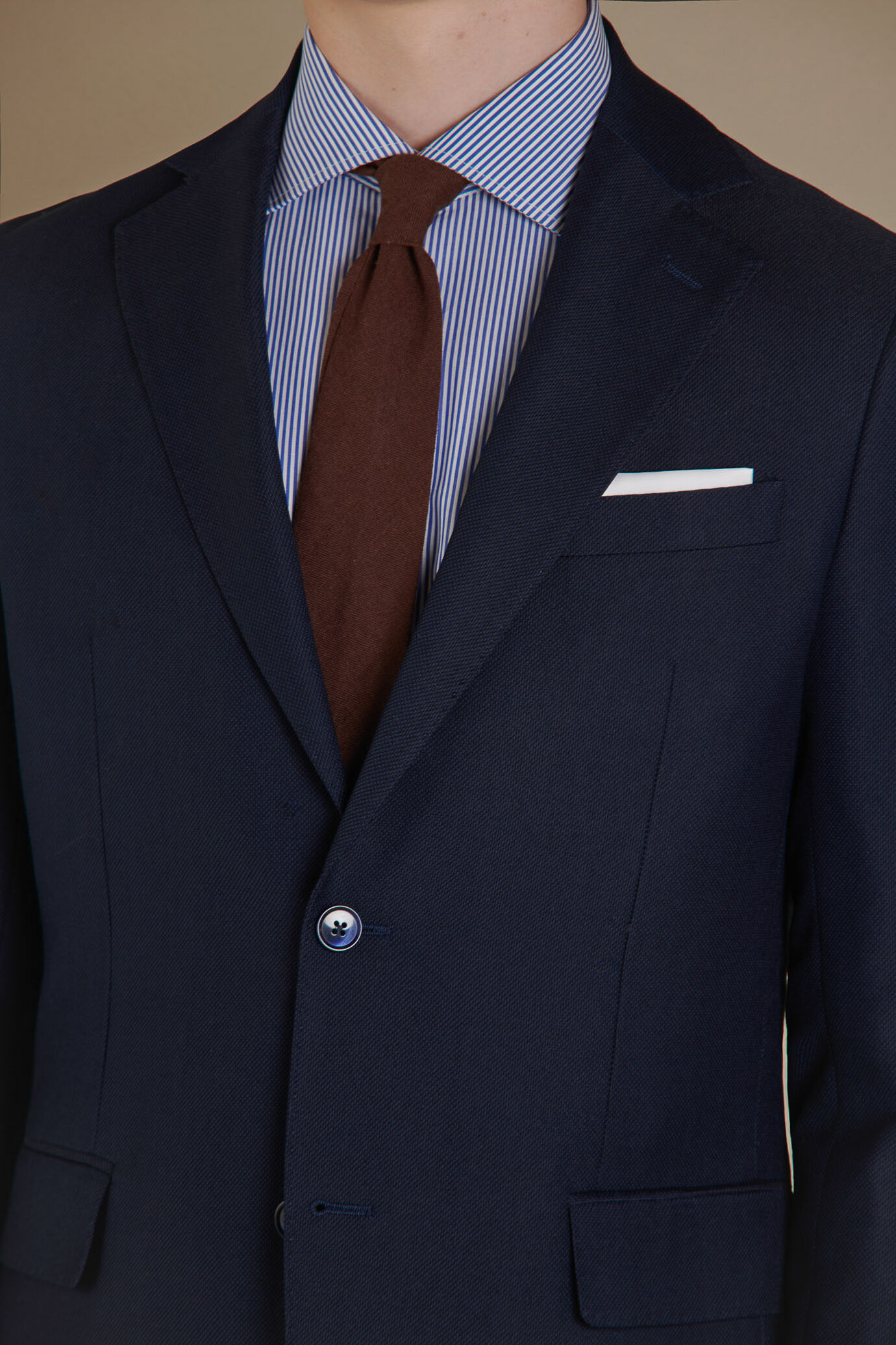 Single breasted suit with classic lapel image number 2