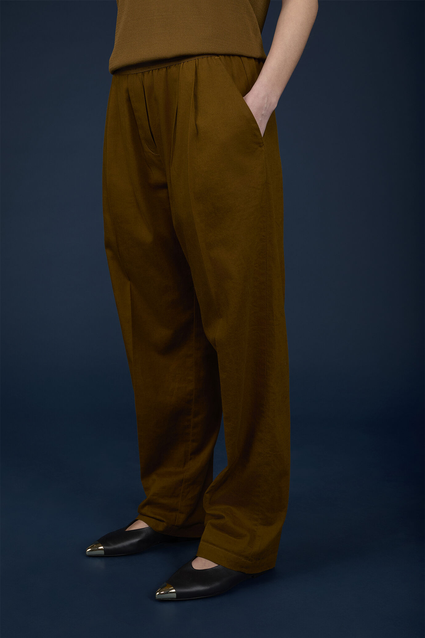Women's trousers with visible elastic waistband image number 1