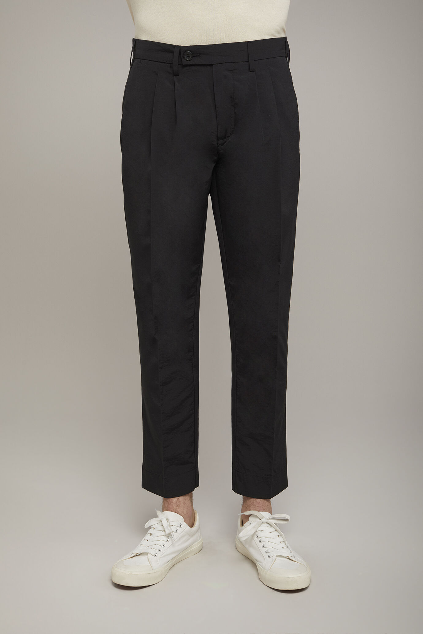 Pantalone uomo in cotone tecnico con doppia pinces comfort fit image number 3