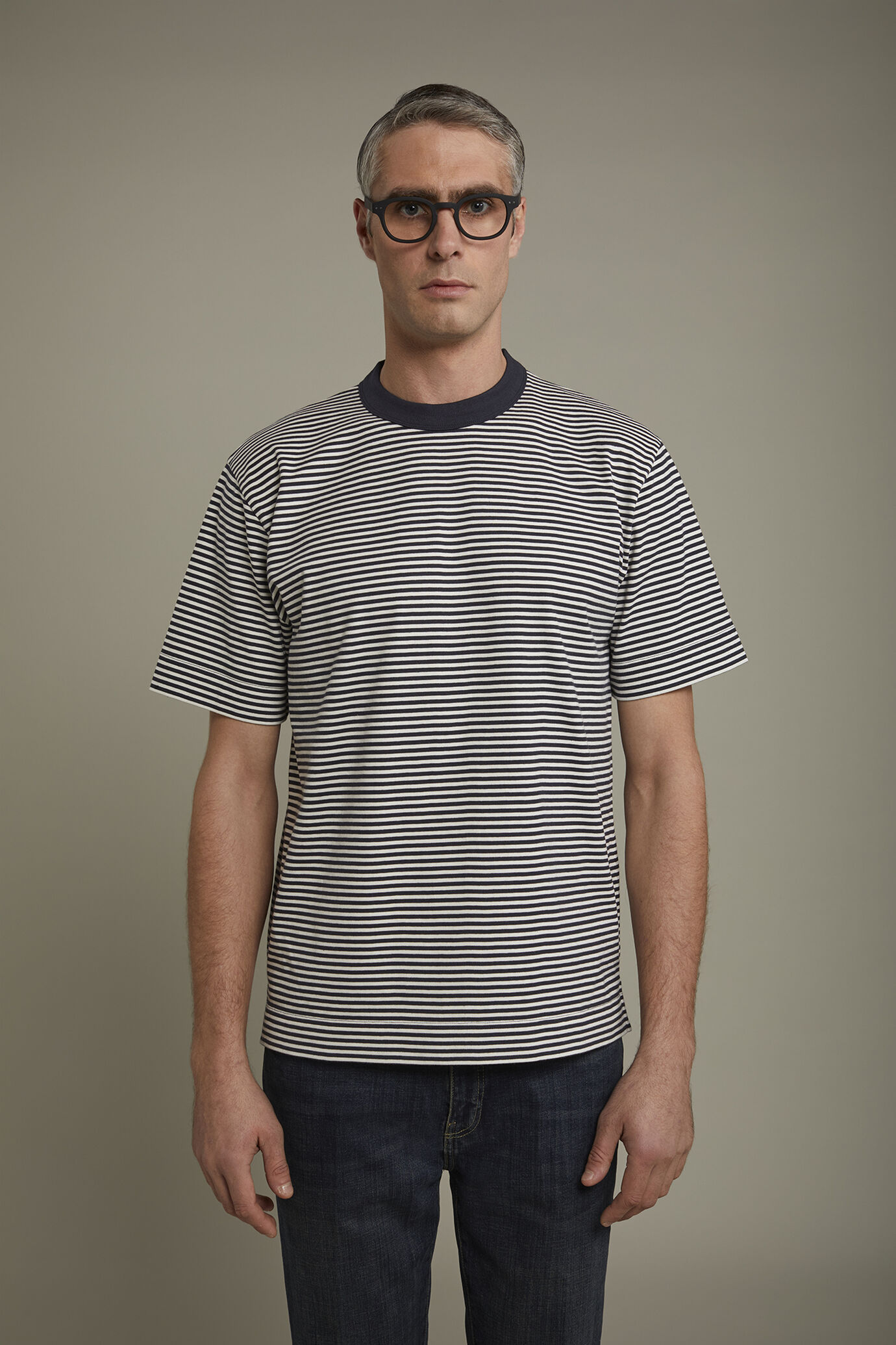 Gestreiftes Herren-T-Shirt mit Rundhalsausschnitt aus 100 % Baumwolle in normaler Passform