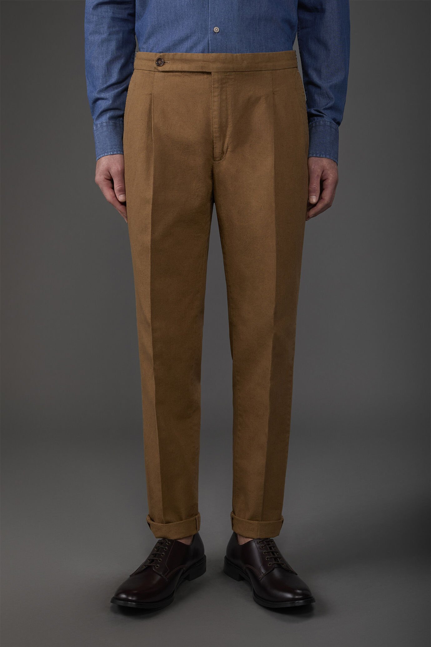 Pantalone uomo con doppia pinces e fibbie laterali misto cotone e lino image number 1