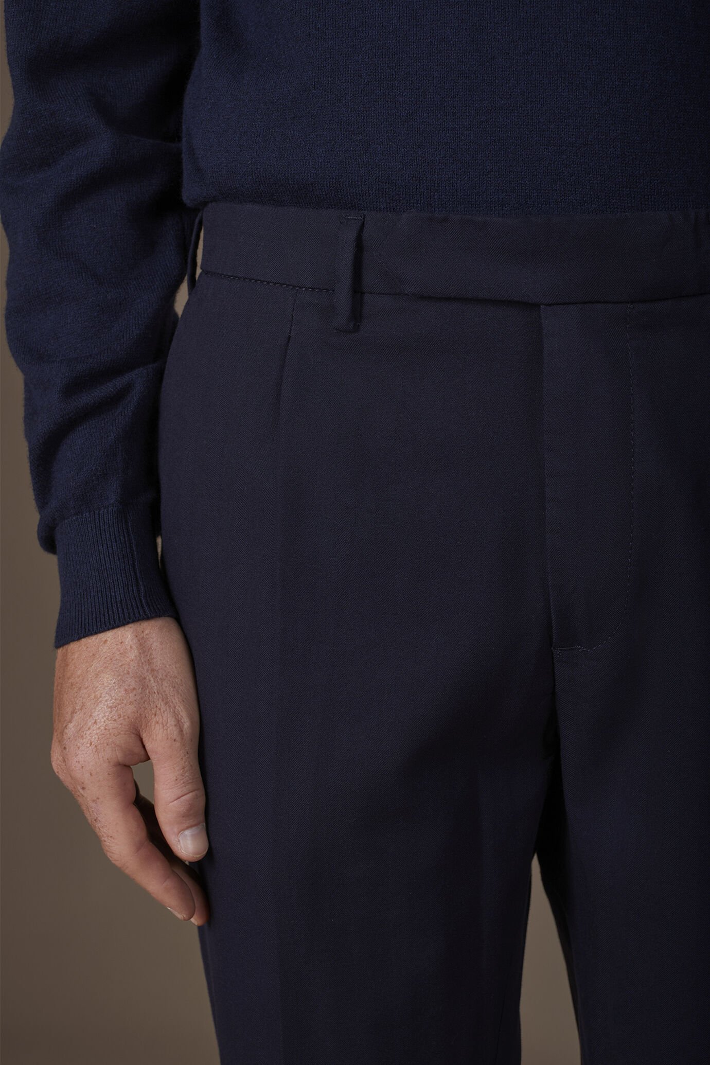 Pantalon pour homme &agrave; pince, coupe classique image number 2