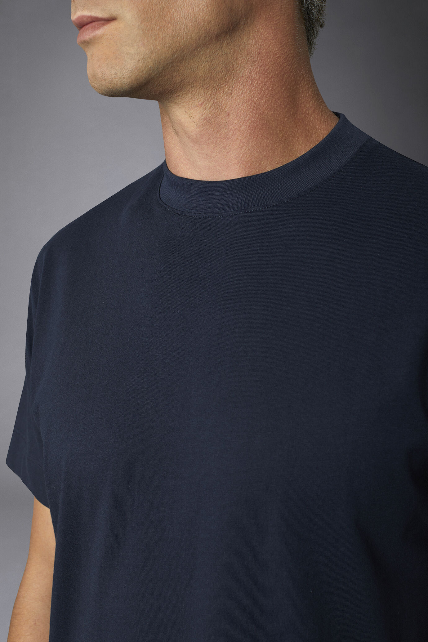 T-shirt uomo girocollo in puro cotone maniche corte e collo alto image number 3
