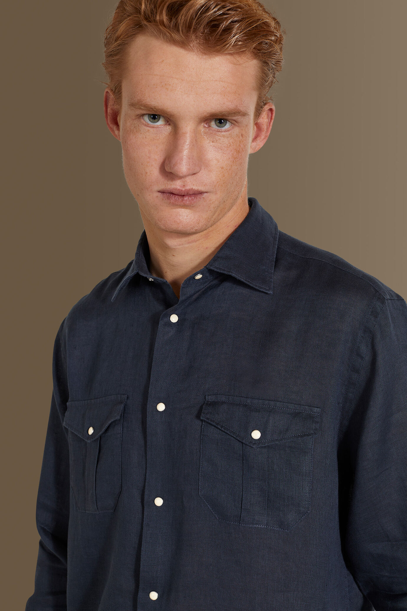 Camicia casual uomo collo francese 100% lino tinta unita image number 2