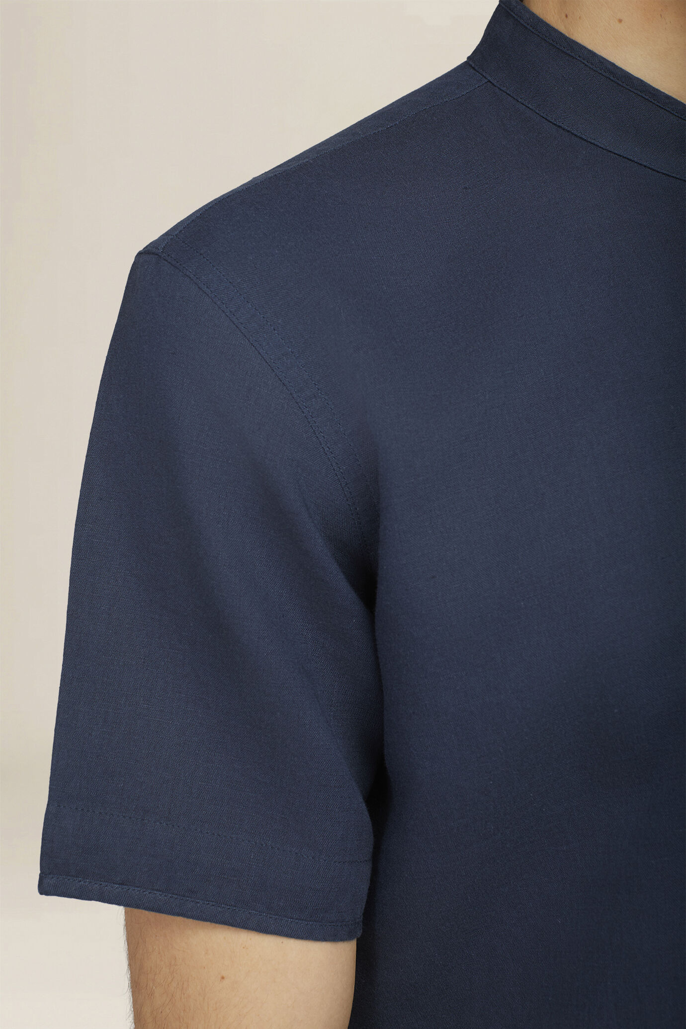 Camicia uomo casual collo alla coreana tessuto in lino e cotone lavato image number 3