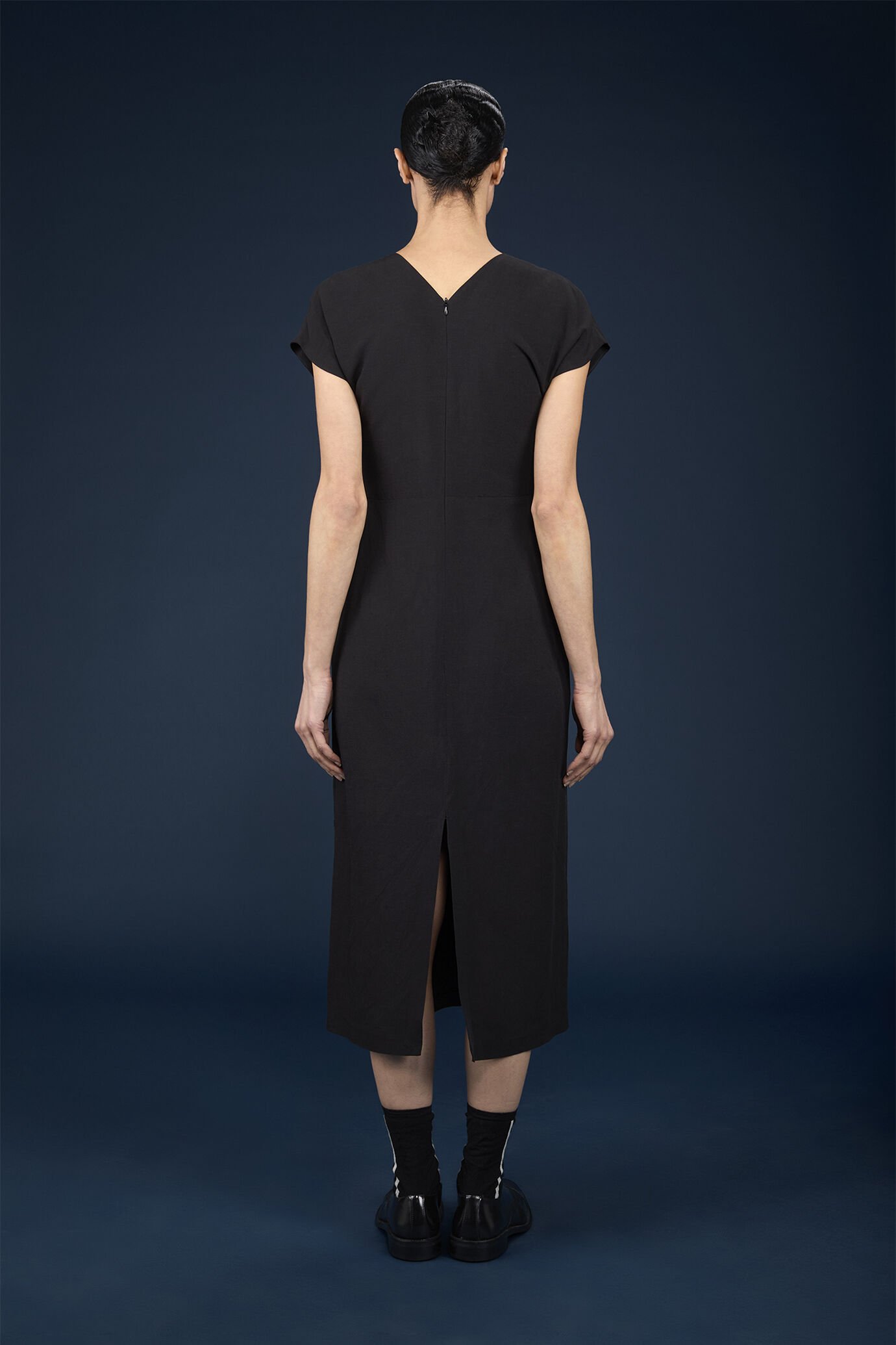 Langes Damenkleid mit Kimonoärmel und Rückenausschnitt image number 2