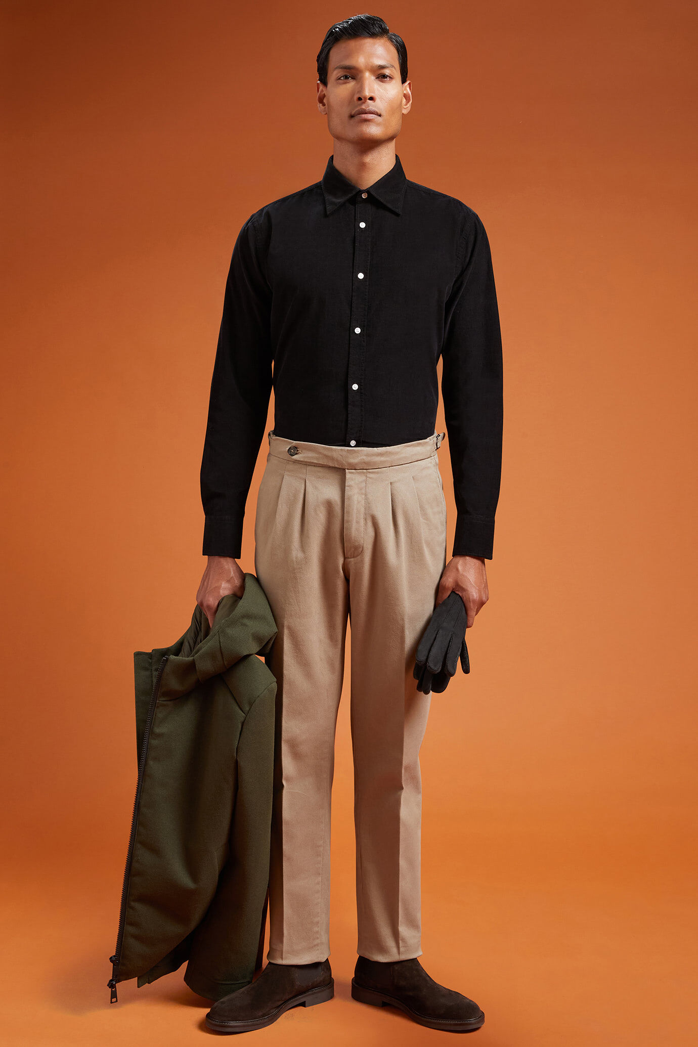 Chemise décontractée pour homme à col classique, 100% coton, tissu velours milleraies uni, coupe confort image number 1