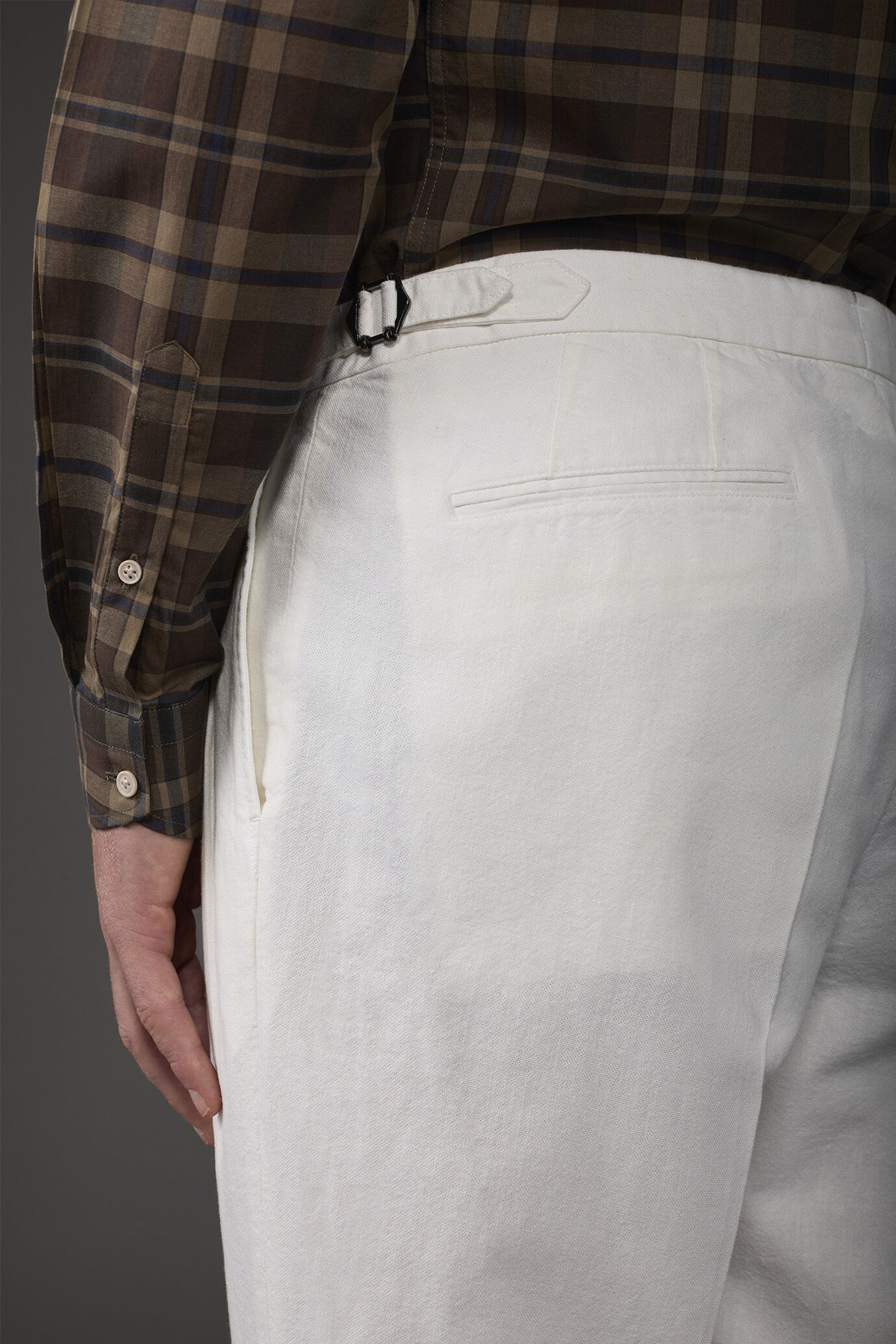 Pantalone uomo con doppia pinces e fibbie laterali misto cotone e lino image number 3