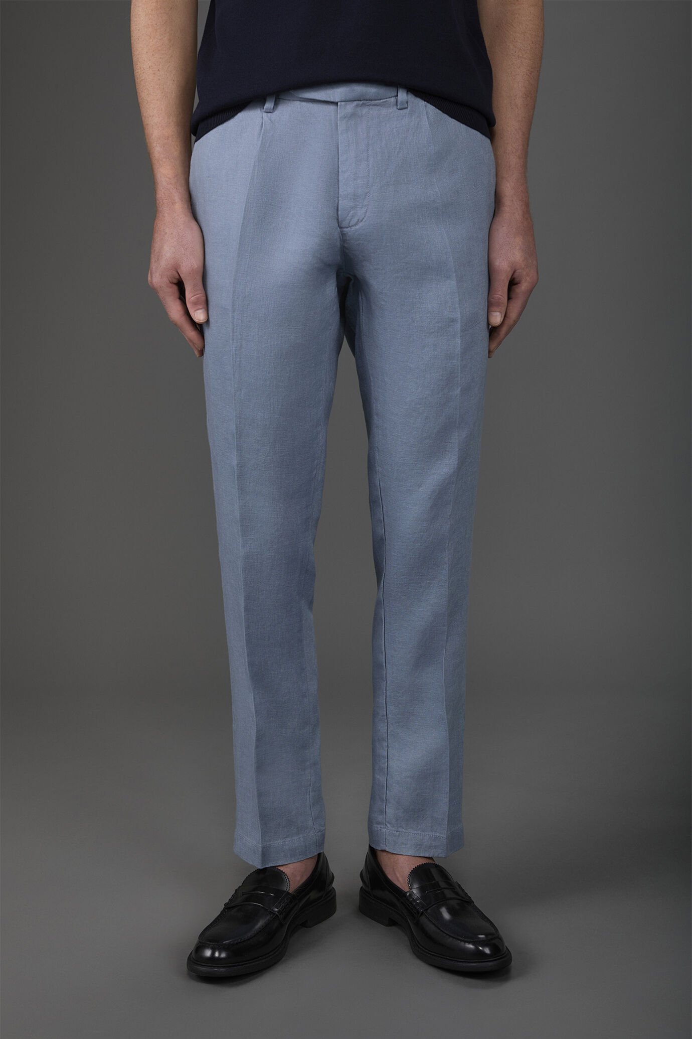 Pantalone uomo 100% lino con due piccole pinces e bottone nascosto