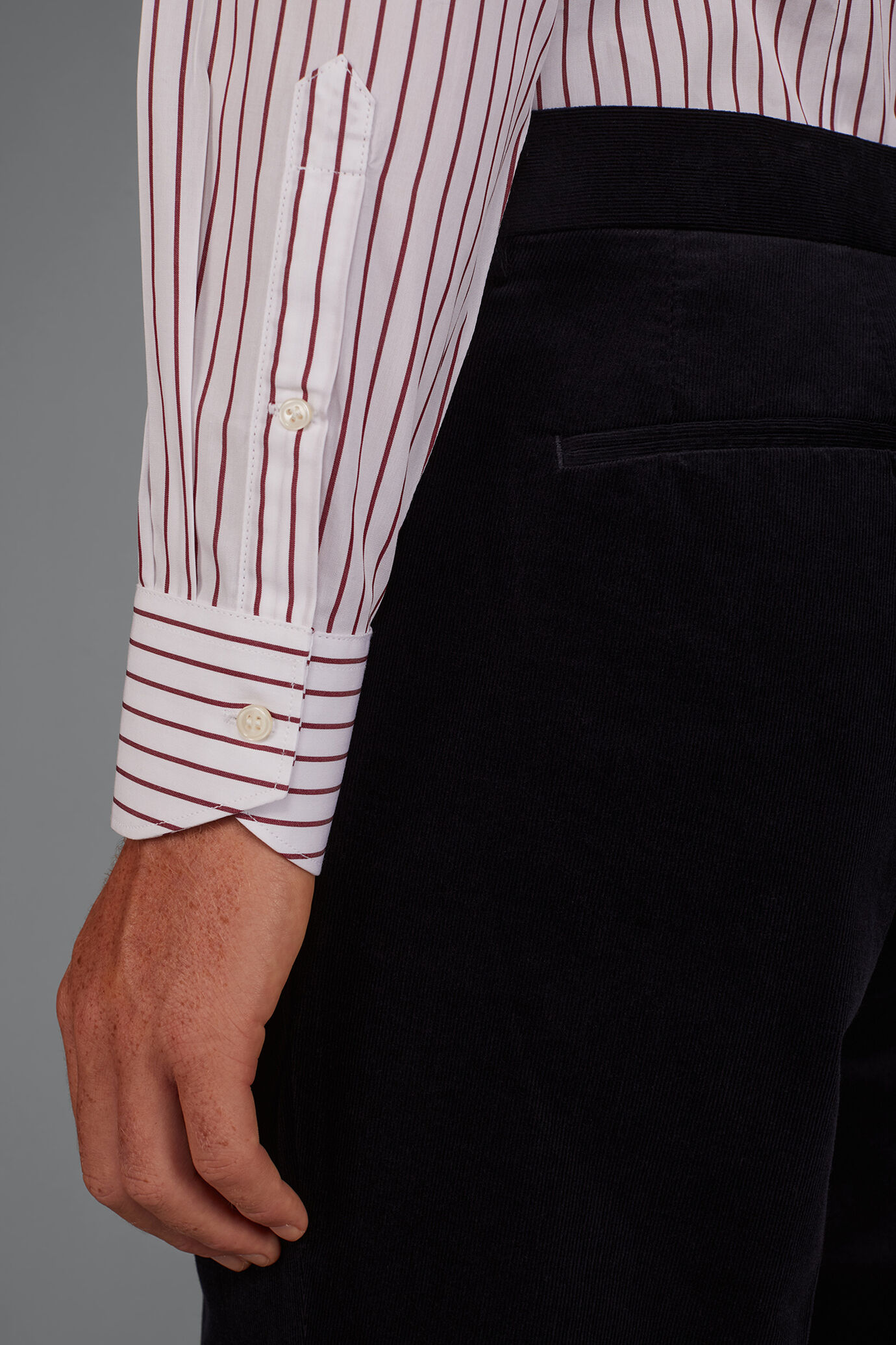 Men&rsquo;s regular-fit shirt in 100% yarn-dyed cotton with wide stripes image number 3