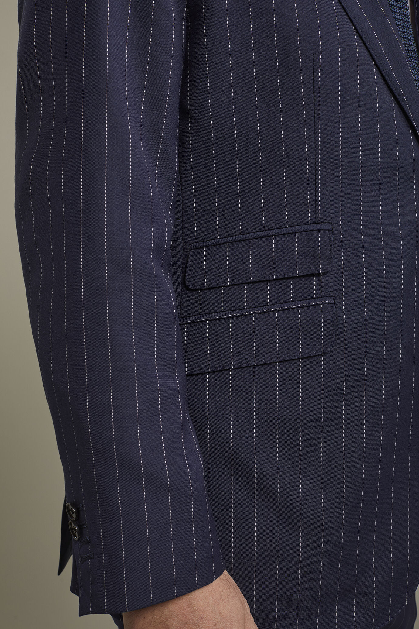 Costume homme Wool Blend à simple boutonnage en tissu à fines rayures coupe régulière image number 4