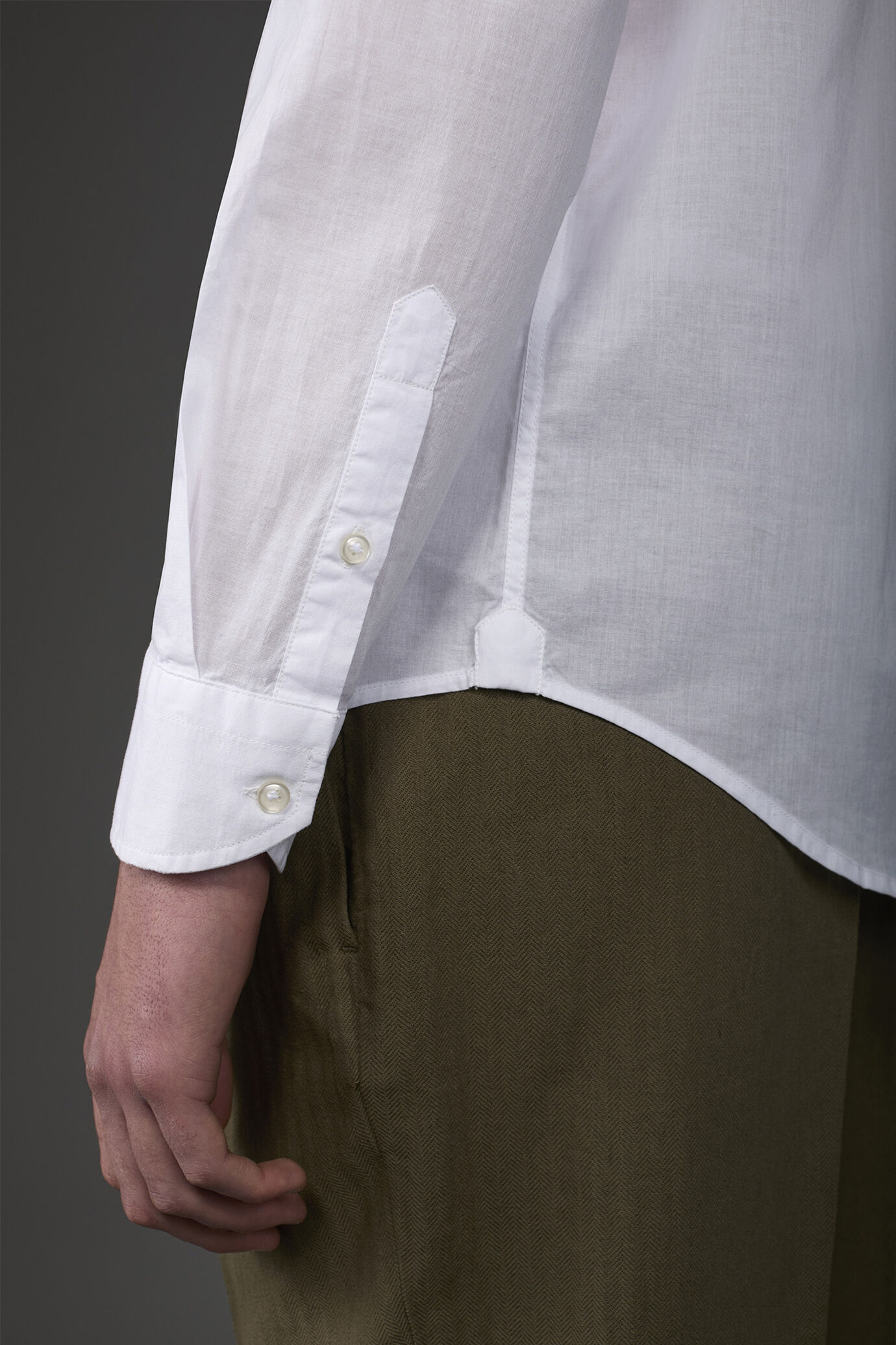 Men's casual shirt with a concealed button down collar in washed muslin fabric 100% cotton image number 4