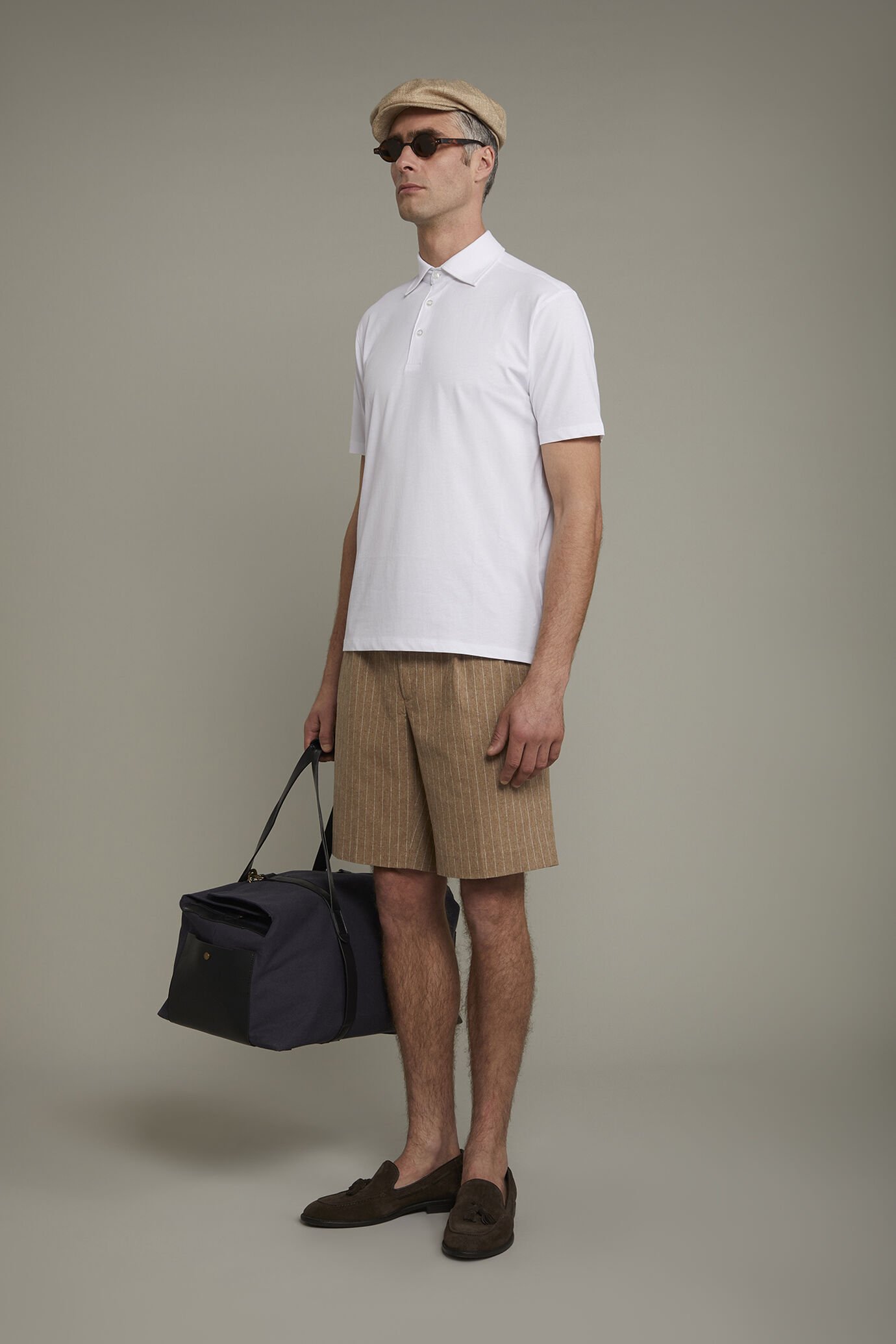 Bermuda homme à double pince en lin et coton avec motif à fines rayures coupe régulière image number 1