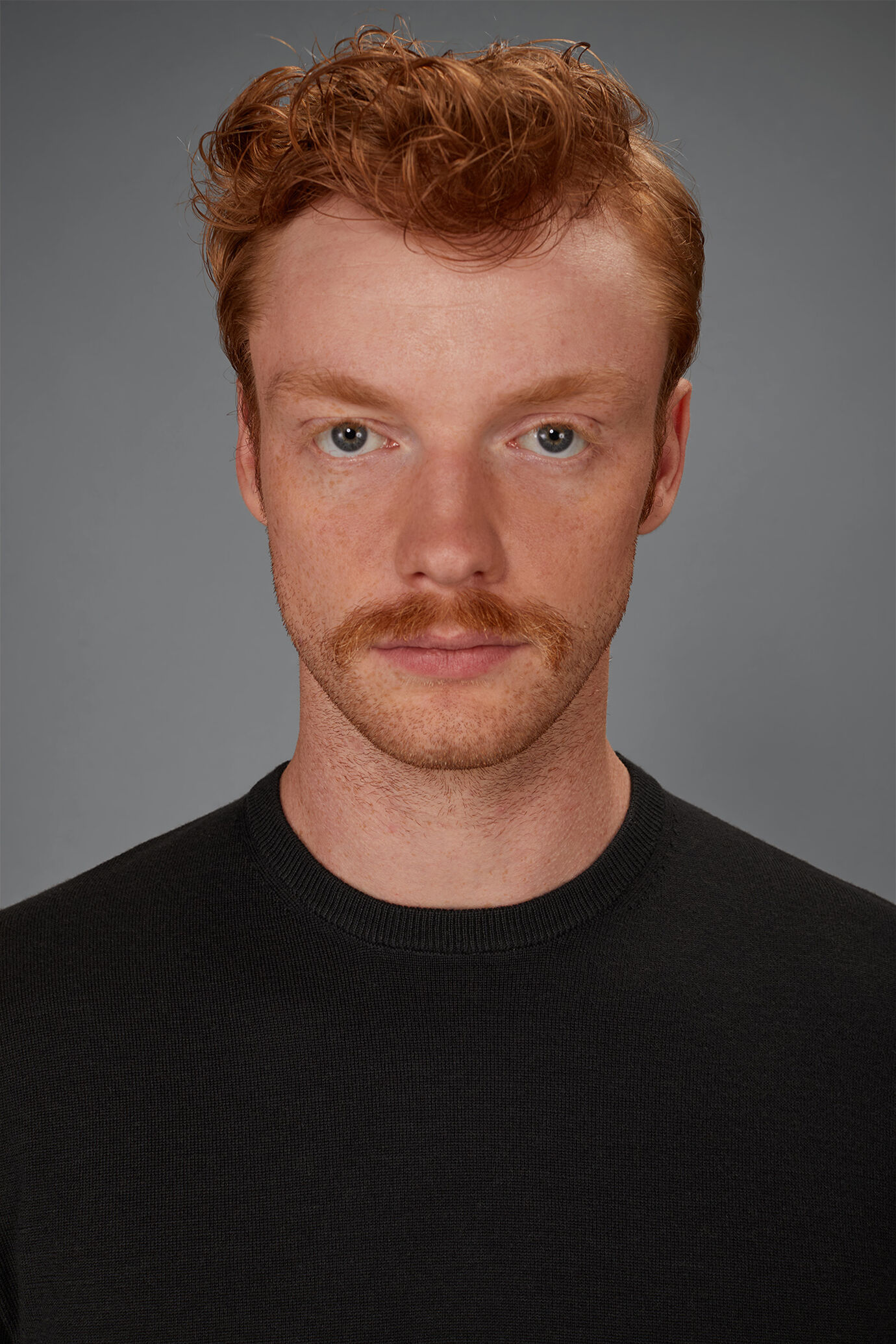 Herren-Rundhalspullover aus 100 % extrafeine Merinowolle in normaler Passform image number 2