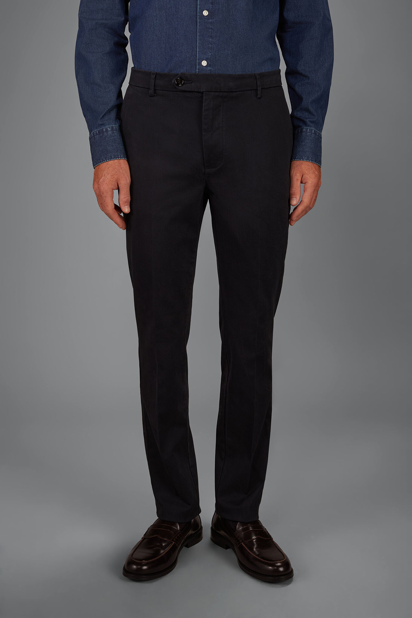 Classic men's chinos in regular fit with stretch twill construction image number 1